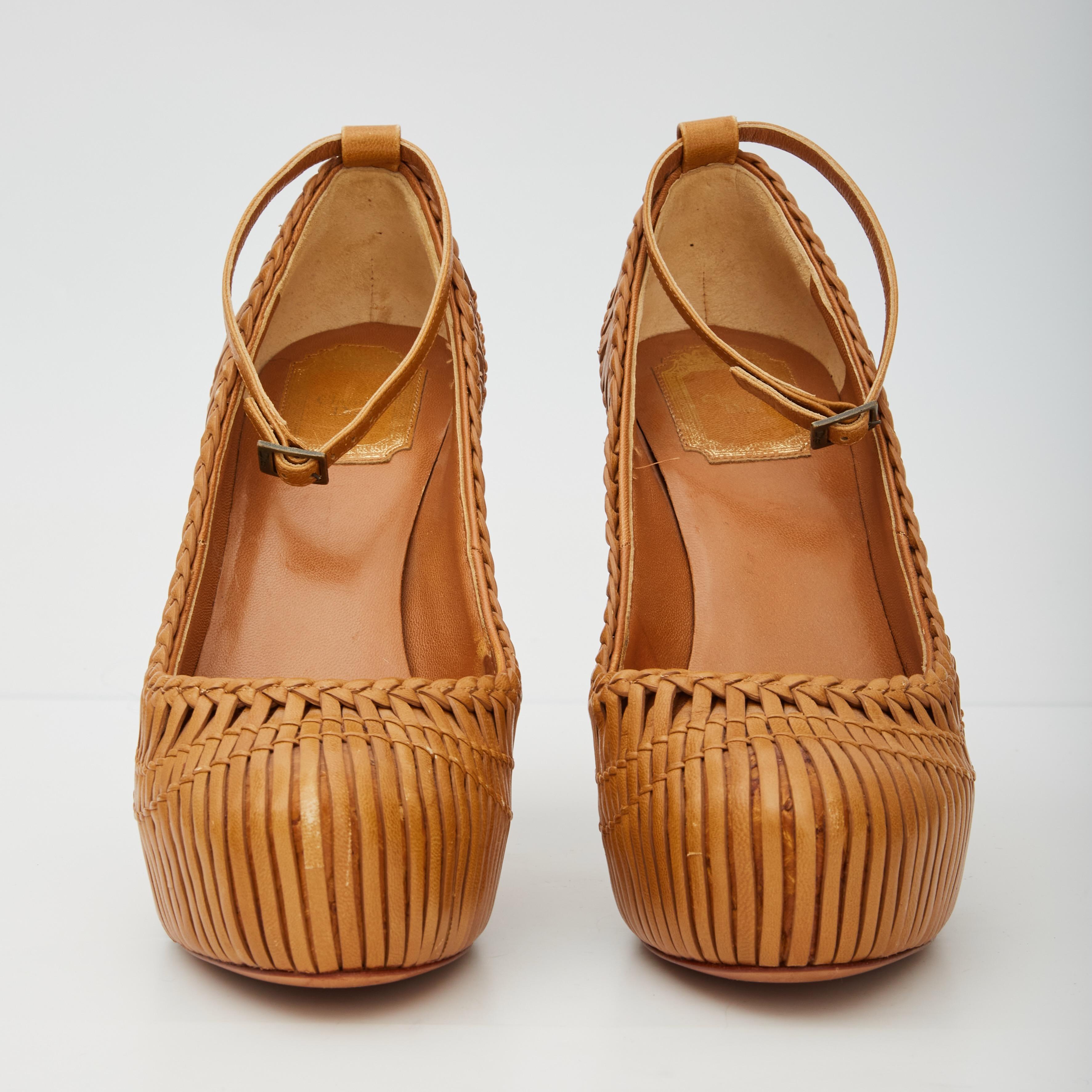 COULEUR : Caramel
MATÉRIEL : Cuir
TAILLE : 36 EU / 5 US
HAUTEUR DU TALON : 120 mm / 4.8