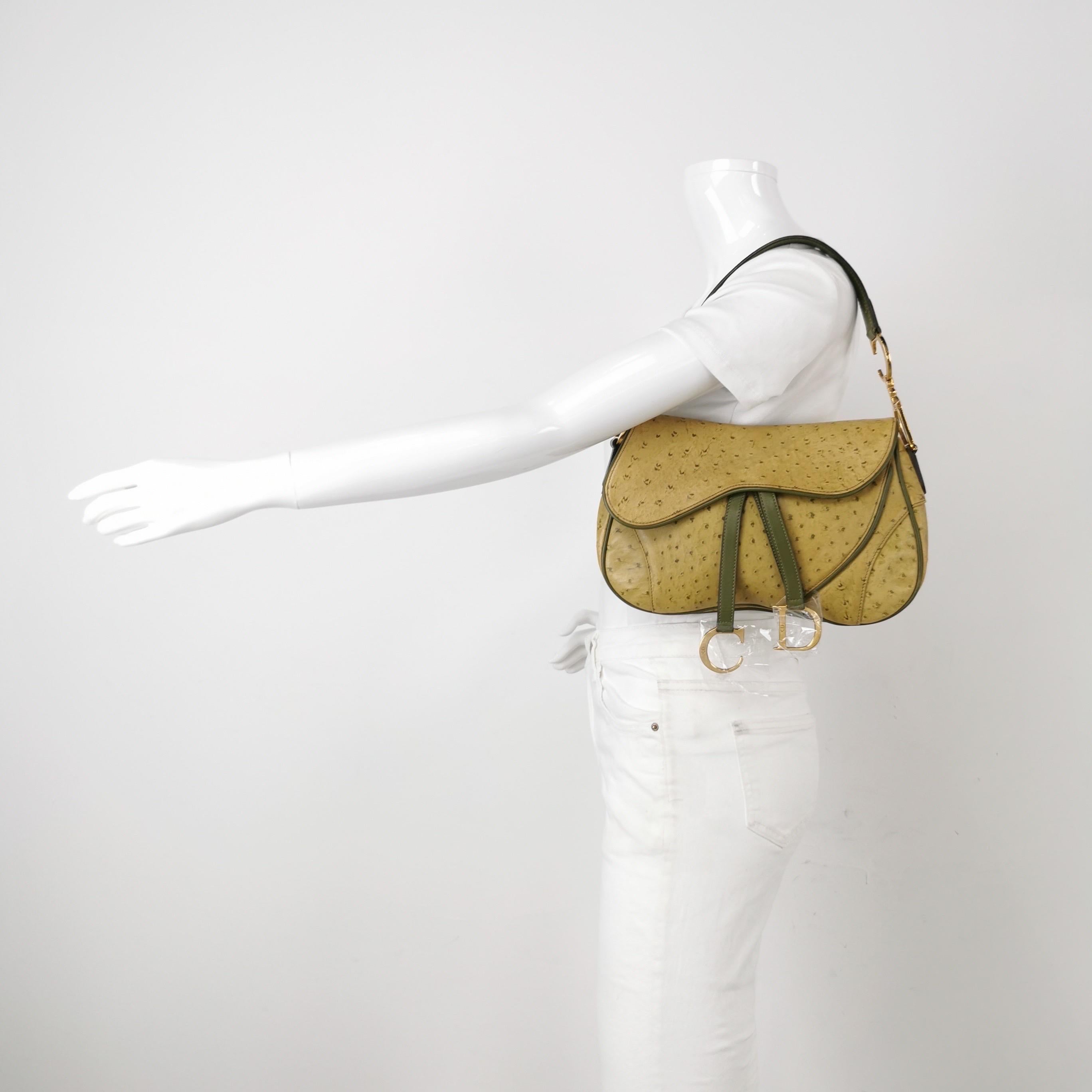 Condition: VERY GOOD 

This preloved/ preowned Dior double saddle bag is in very good condition with very light signs of use. Light creases and rubbing to the leather piping. Light creases and stains on the leather. Scratches on
