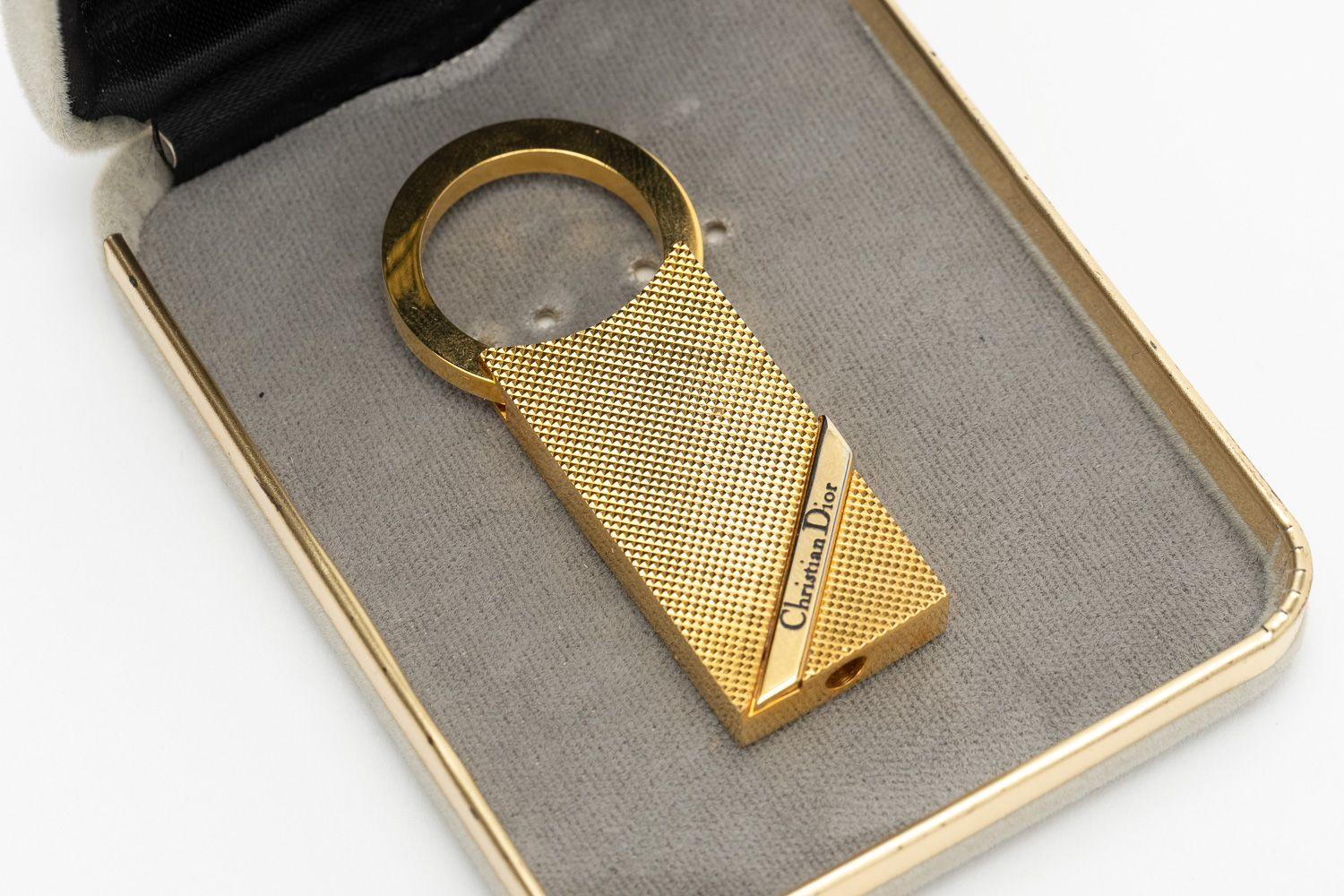 Dior vintage vergoldeter Schlüsselanhänger in sehr gutem Zustand. Seltener Fund.
Kommt mit Originalverpackung.
