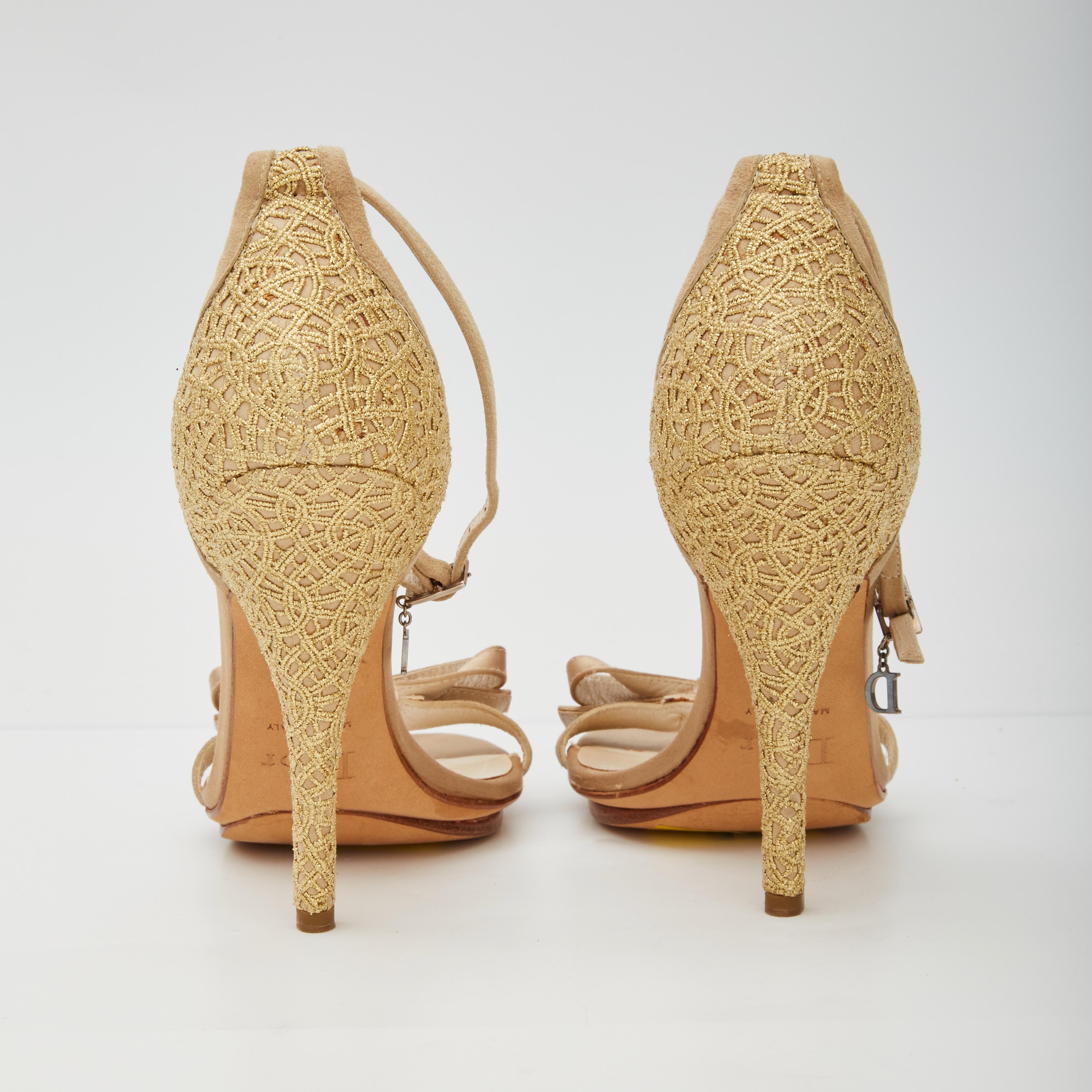 Marron Chaussures à talons à bout ouvert en soie dorée ornées Dior Vintage (EU 37) en vente