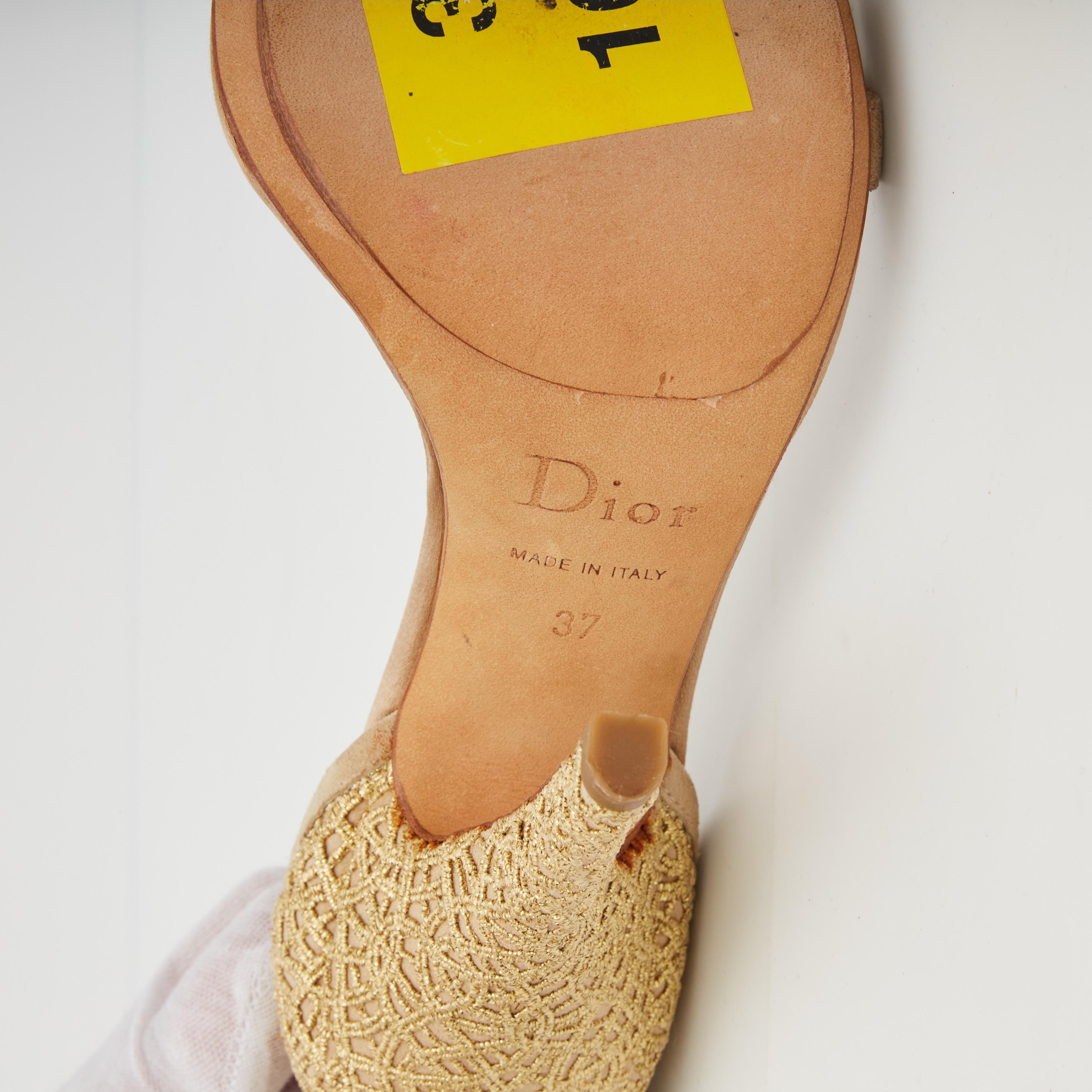 Chaussures à talons à bout ouvert en soie dorée ornées Dior Vintage (EU 37) Unisexe en vente