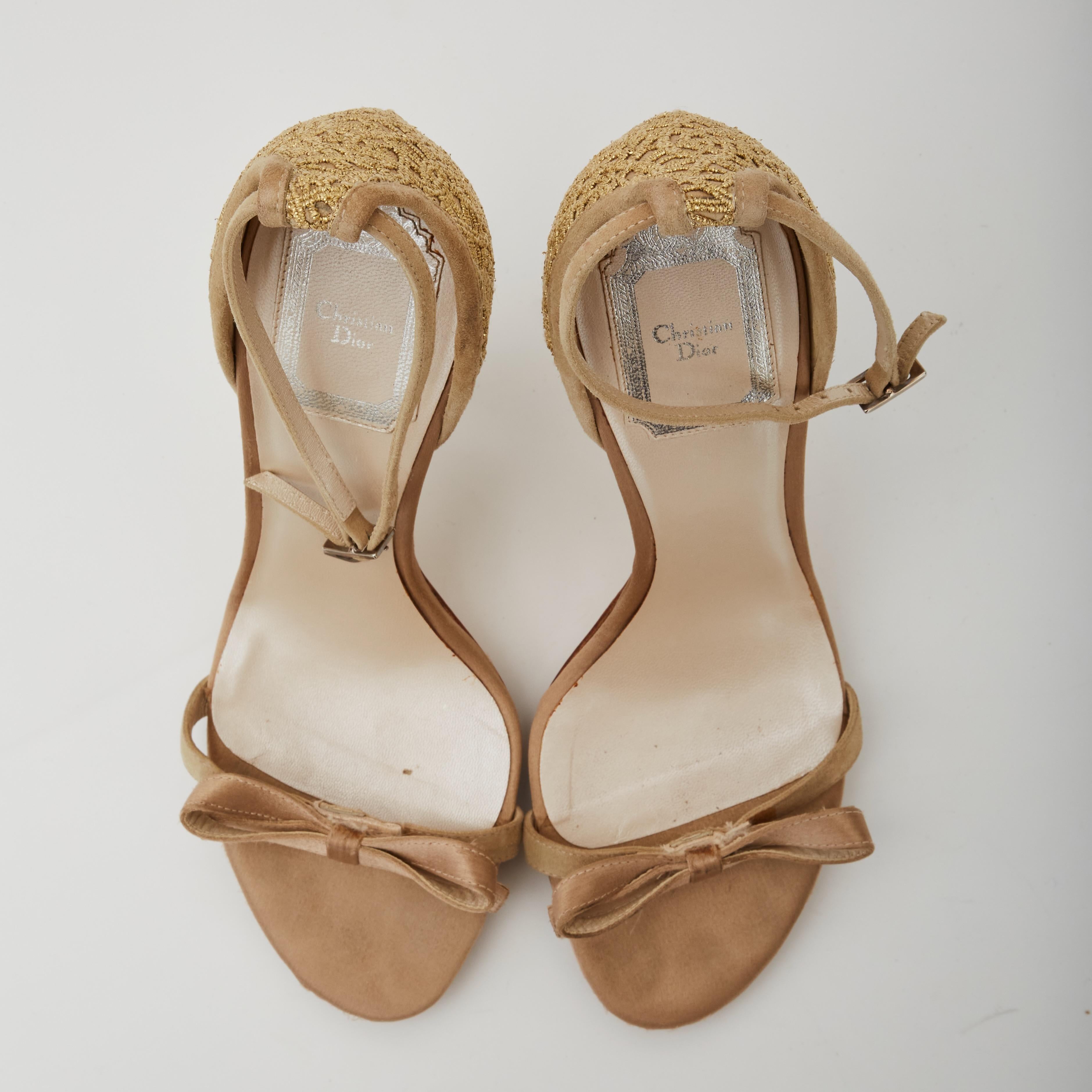 Chaussures à talons à bout ouvert en soie dorée ornées Dior Vintage (EU 37) en vente 1