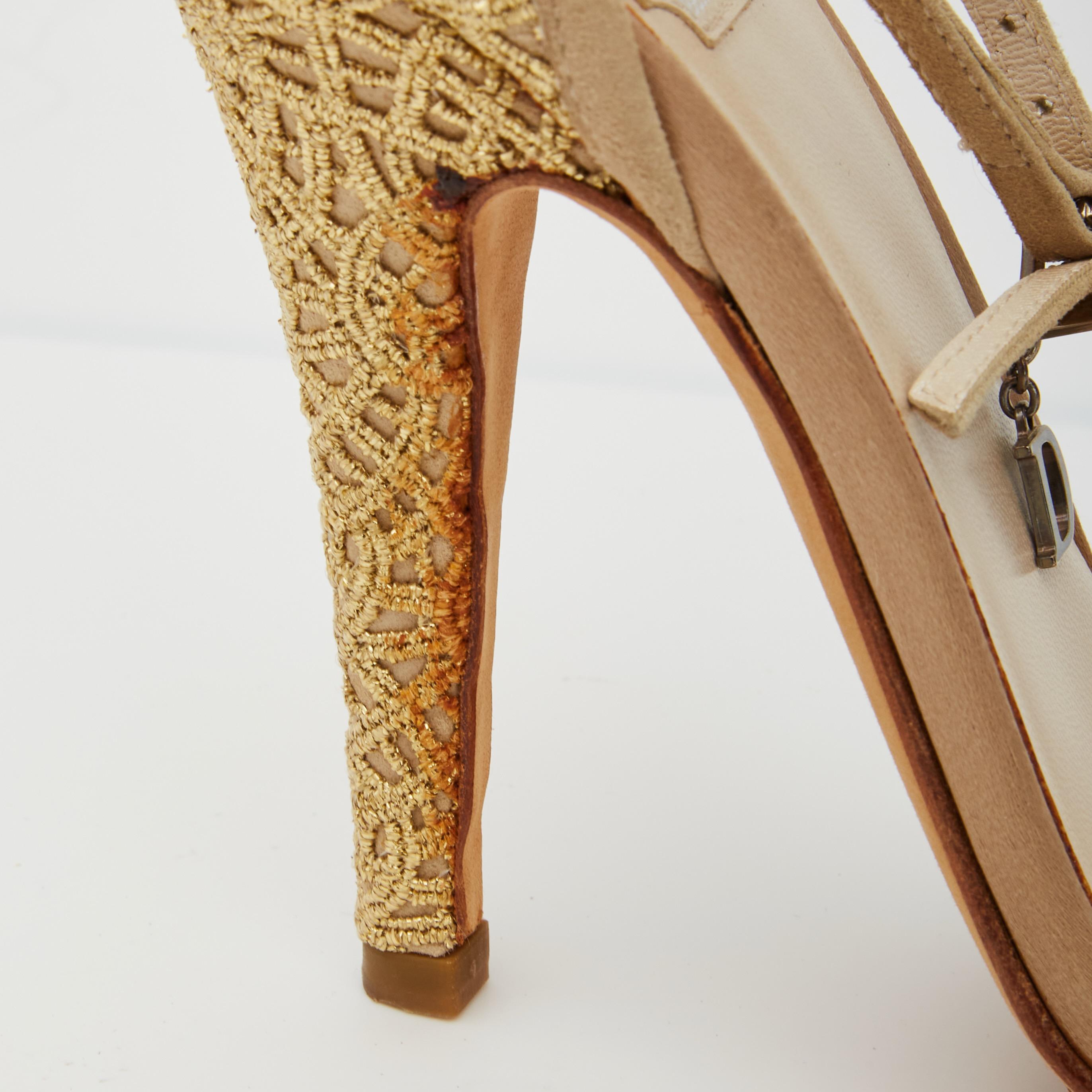 Chaussures à talons à bout ouvert en soie dorée ornées Dior Vintage (EU 37) en vente 2