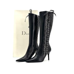 Dior Vintage John Galliano Korsett-Logo-Anhänger, kniehohe Stiefel mit spitzer Zehenpartie, Größe 38