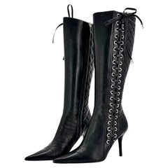 Dior Vintage John Galliano Korsett-Logo-Anhänger, kniehohe Stiefel mit spitzer Zehenpartie, Größe 38