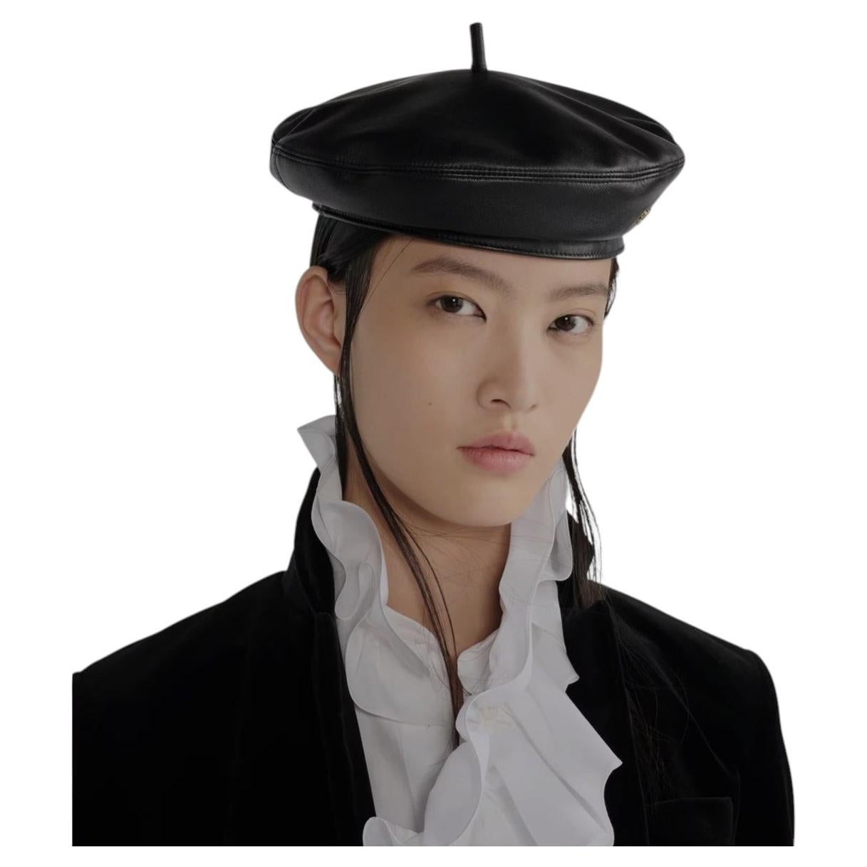 Die Dior Vintage Lammfellmütze wird in einer Couture-Variante neu aufgelegt. Größe 57 im Angebot