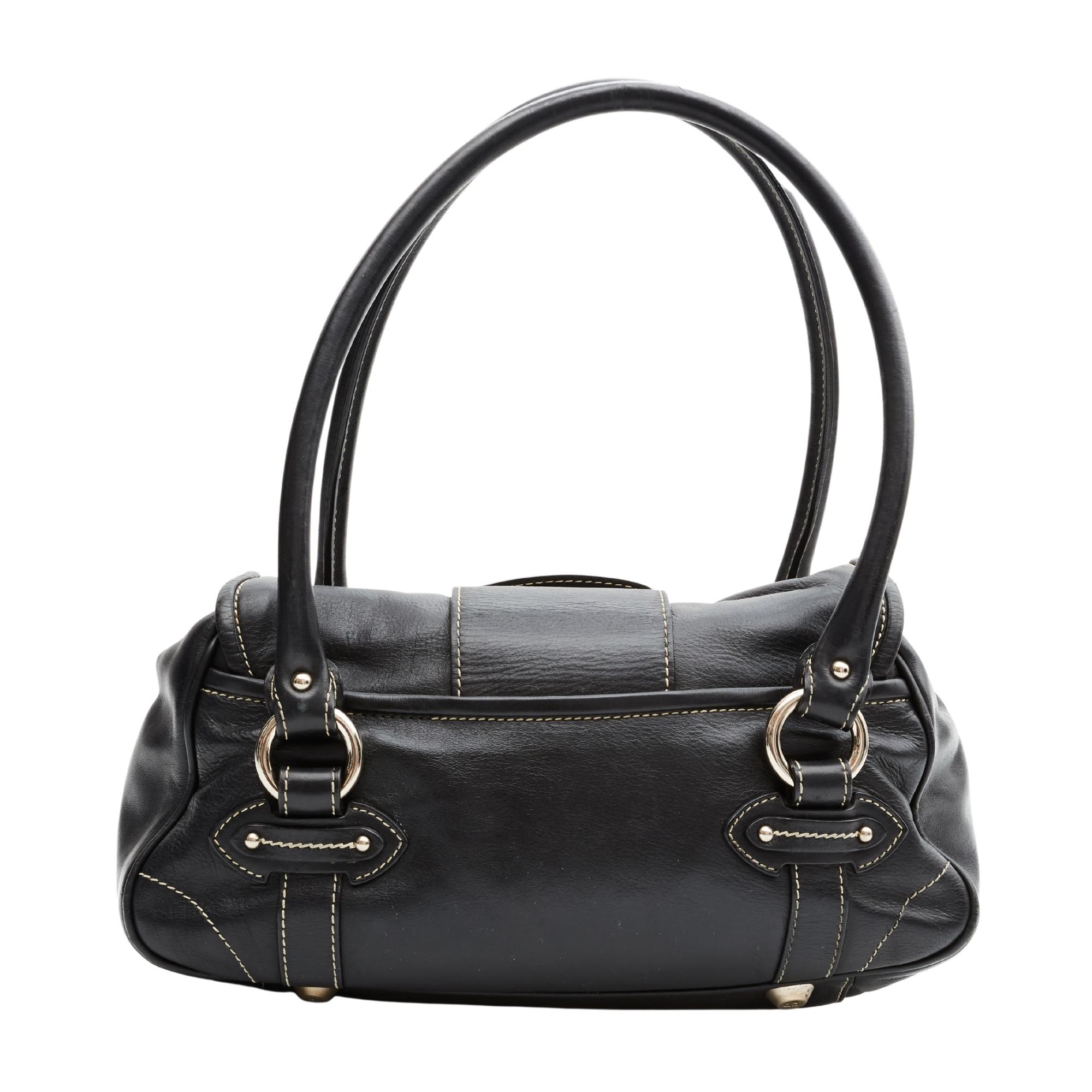 Diese Tasche von Christian Dior ist aus schwarzem Leder gefertigt und mit kontrastierenden weißen Nähten, einer großen, silberfarbenen CD-Logo-Plakette auf der Vorderseite, silberfarbenen Hardware-Akzenten, einem Druckknopfverschluss und einem mit
