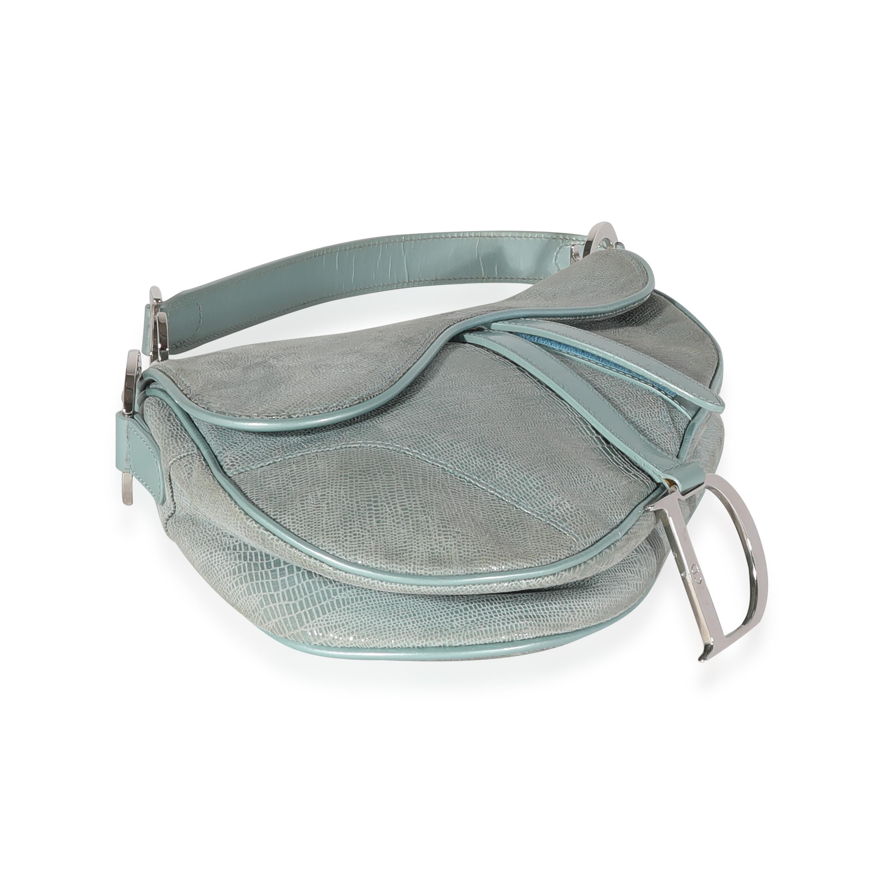 Auflistung Titel: Dior Vintage Hellblaue Satteltasche mit Eidechsen-Prägung
SKU: 122097
Zustand: Gebraucht 
Handtasche Zustand: Ausgezeichnet
Bemerkungen zum Zustand: Ausgezeichneter Zustand.  Leichte Abnutzungen und Verfärbungen am gesamten
