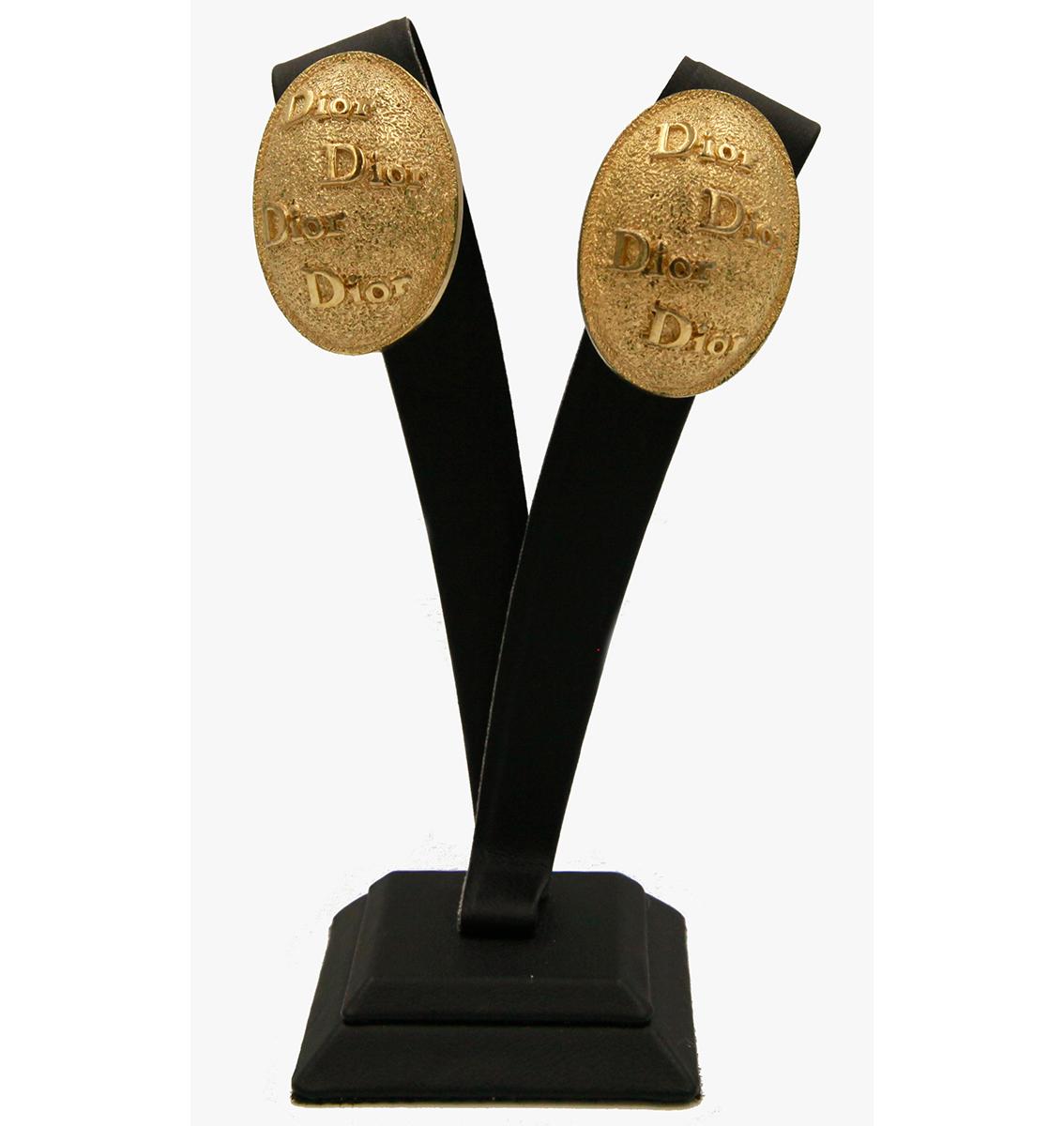 Vergoldete Ohrringe mit Monogrammen von Dior zum Anstecken.

Unterschrieben.

Zeitraum: 1970s

Zustand: Gut. Leichte Kratzer im gesamten Metall auf der Rückseite.

Länge: 4 cm Breite: 3,5 cm

........Zusätzliche Informationen ........

- Das Foto