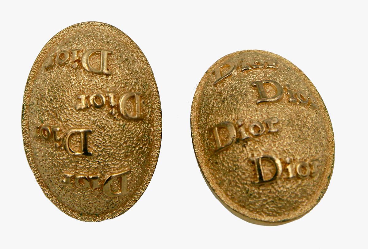 Dior Vintage Monogramm-Ohrclips mit Monogramm, 1970er Jahre im Zustand „Gut“ im Angebot in New York, NY