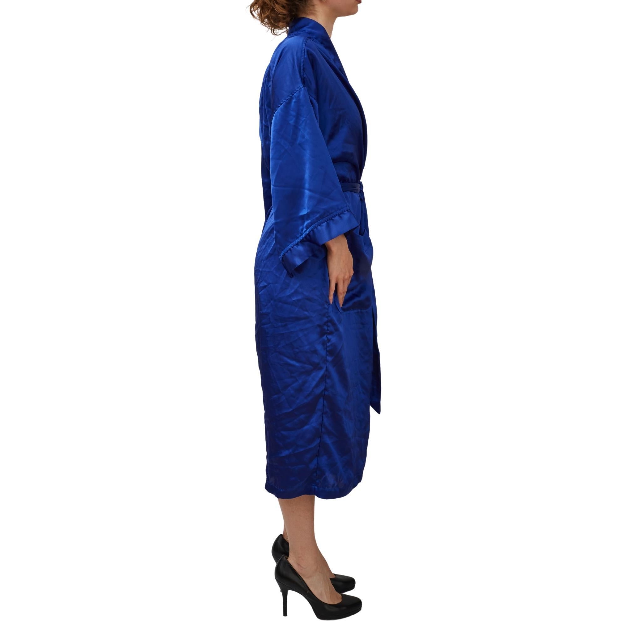 Dior blue silk bathrobe with sash-tie closure at front.

COLOR: Blue
MATERIAL: Polyester

SIZE: One sise 

CONDITION: Good - minimal sings of wear.

Made in China