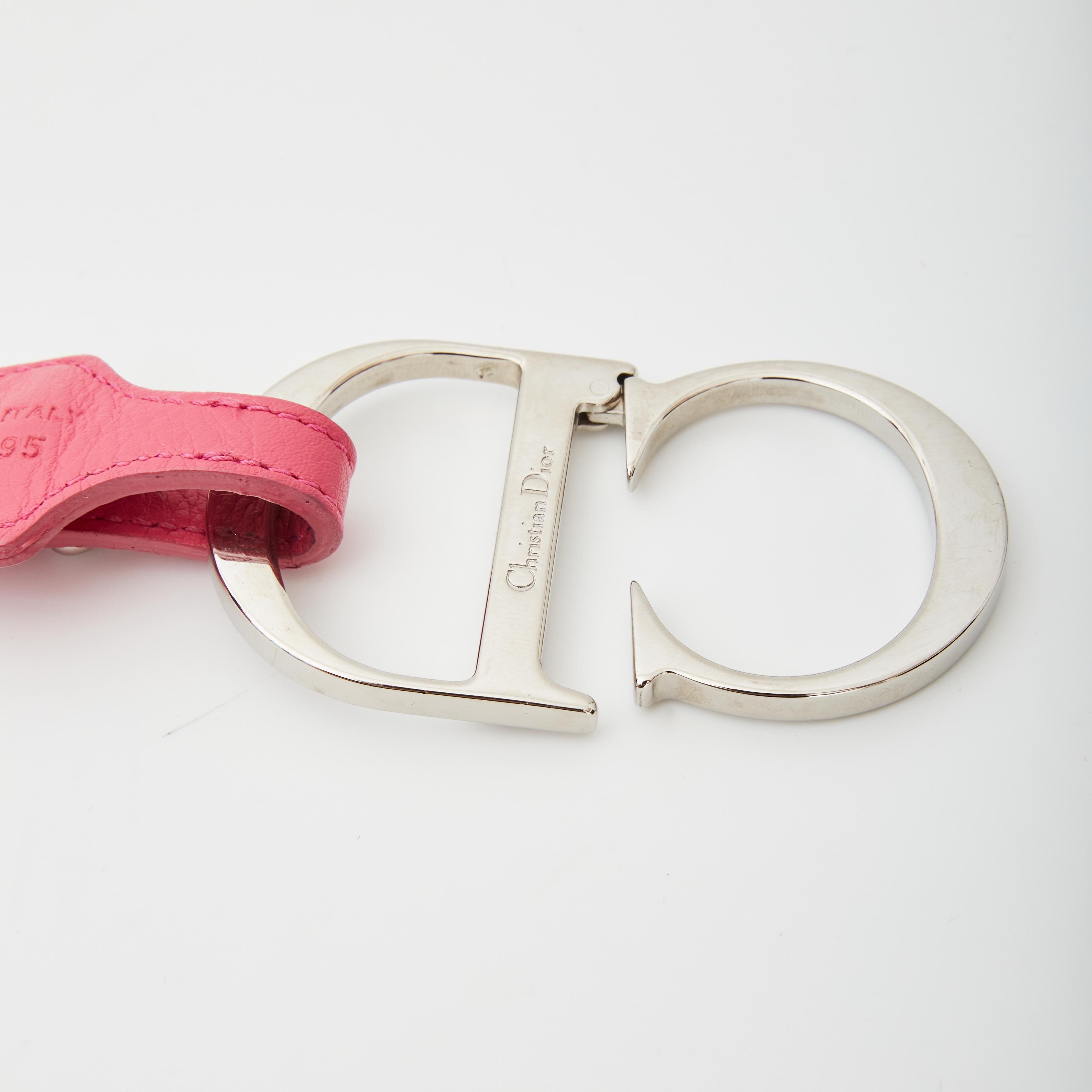 This vintage Dior belt from 2005 is made with pink leather and woven fabric and features a logo CD buckle in sliver tone with loop attachment and is adjustable from 27” to 38”.

COLOR: Pink
MATERIAL: Leather
DATE CODE: RE-0095
SIZE: Min 27” and Max