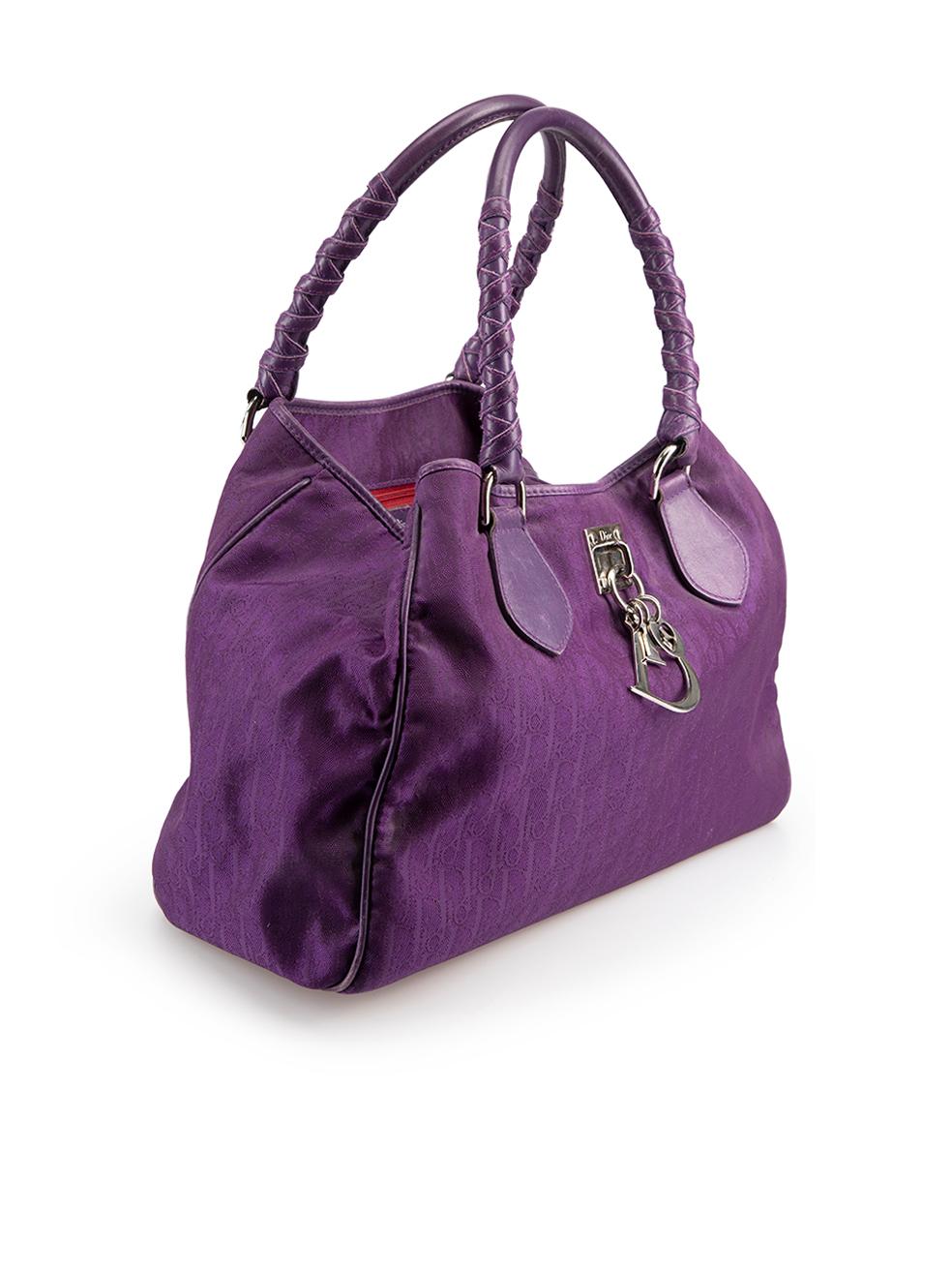 CONDITION is Good. General wear to handbag is evident. Moderate signs of wear to leather along piping on outer corners and along bag straps on this used Christian Dior designer resale item. 



Details


Purple

Nylon

Medium handbag

Oblique