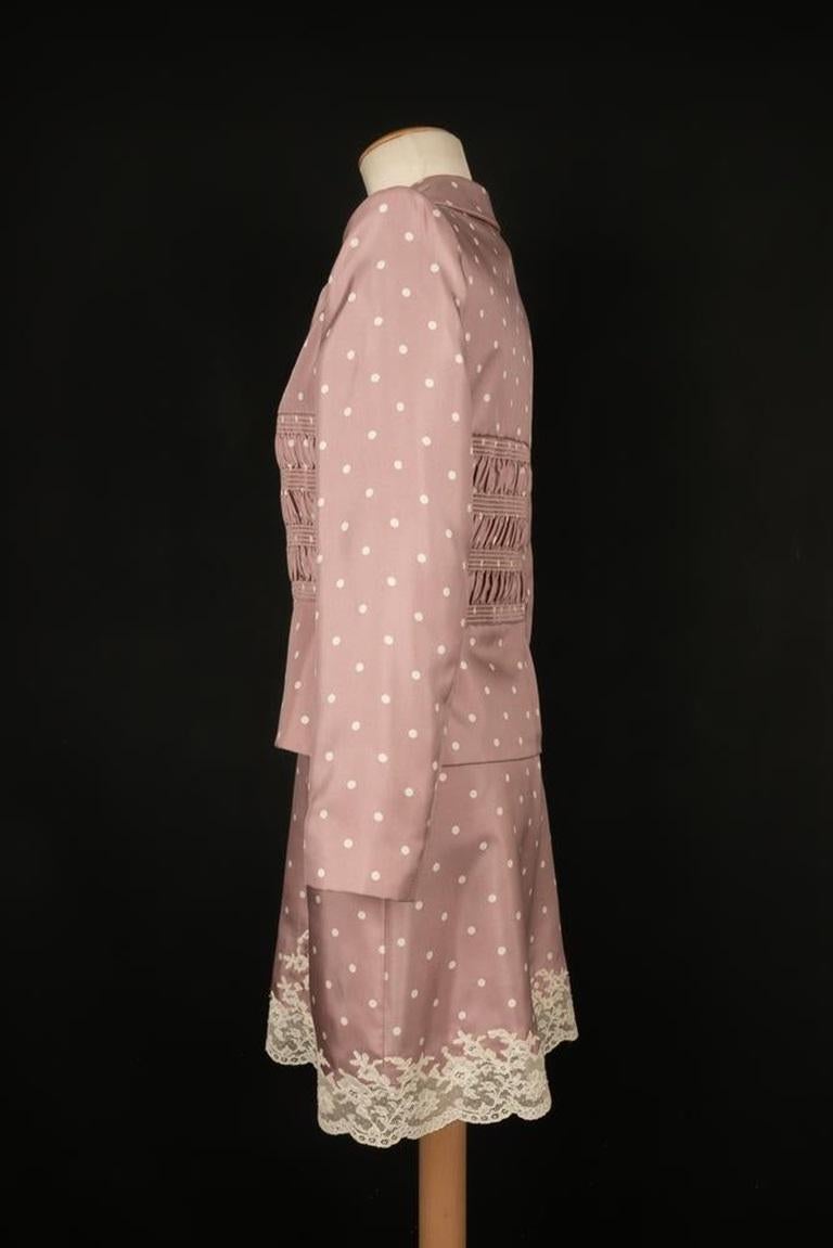 Dior - (Made in France) Set in seta bianca e rosa composto da un abito corto in stile babydoll e una giacca. Taglia 38FR/40FR.

Informazioni aggiuntive:
Condizioni: Ottime condizioni
Dimensioni: Giacca: Larghezza spalle: 42 cm - Lunghezza maniche: