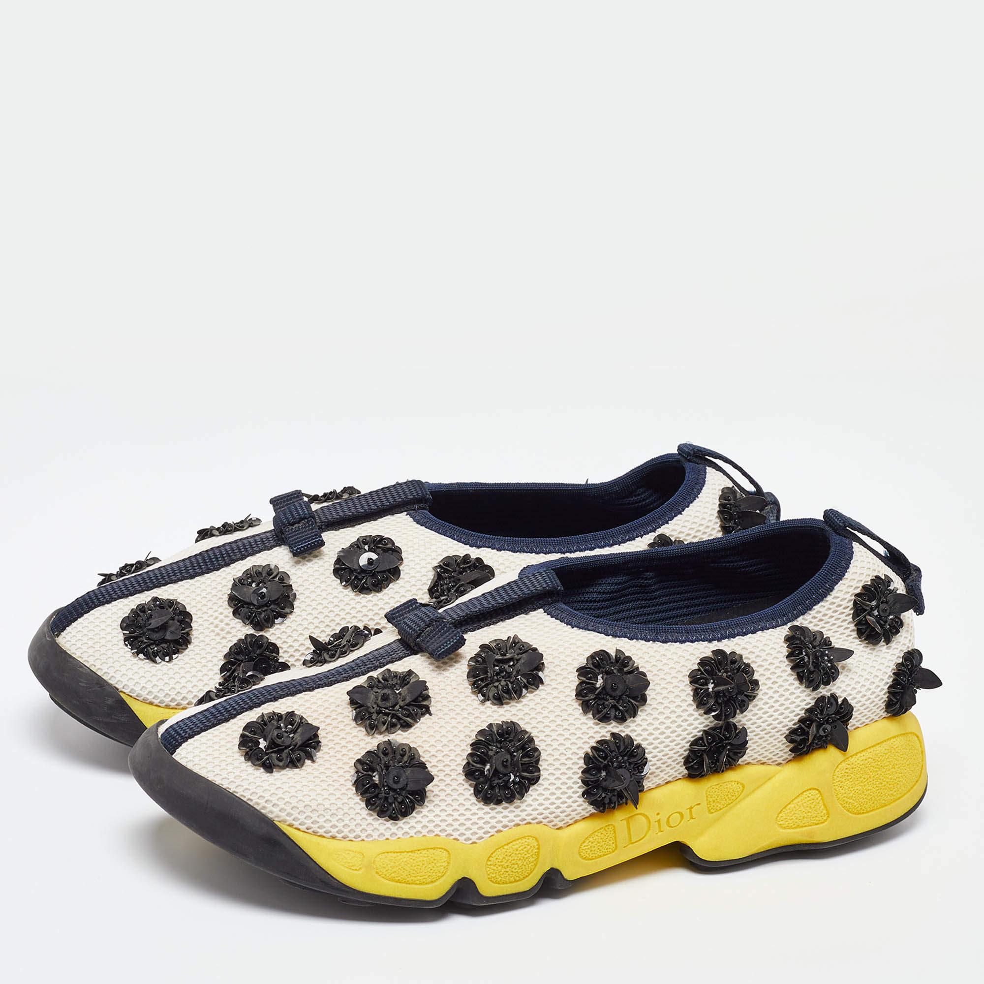 Con una silhouette classica, queste sneakers firmate sono una combinazione perfetta di lusso, comfort e stile. Queste sneakers sono rifinite con dettagli firmati e comode solette.