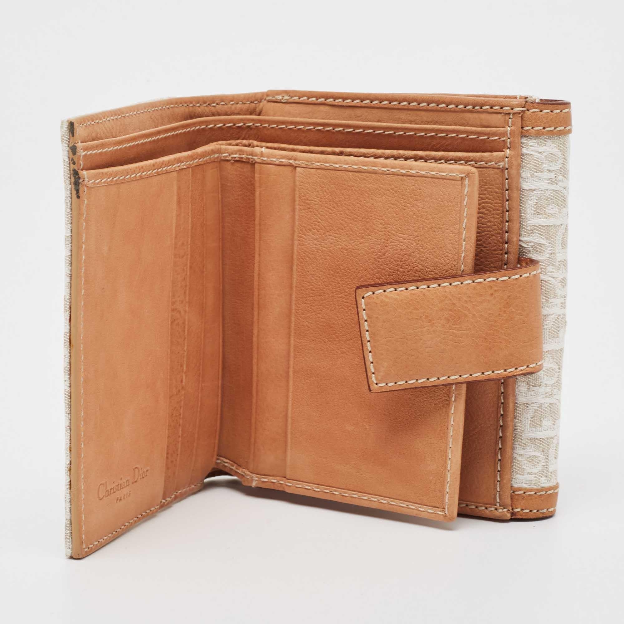 This Dior compact wallet in Oblique canvas and leather combines meticulous construction with ageless style. The practical details and luxe look make it perfect for everyday use.