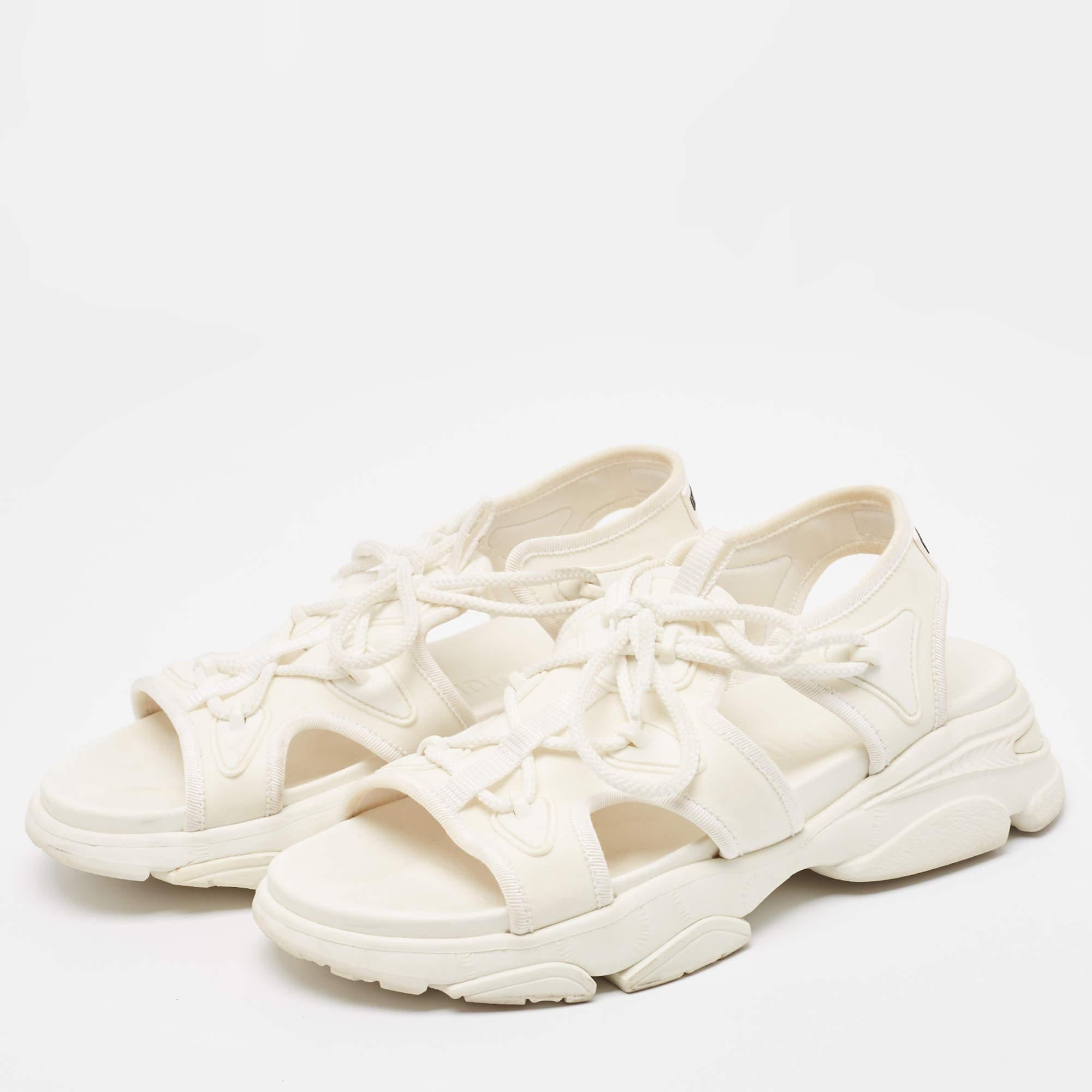 Ces sandales encadreront vos pieds de manière élégante. Fabriquées à partir de matériaux de qualité, elles affichent un design élégant et des semelles intérieures confortables.