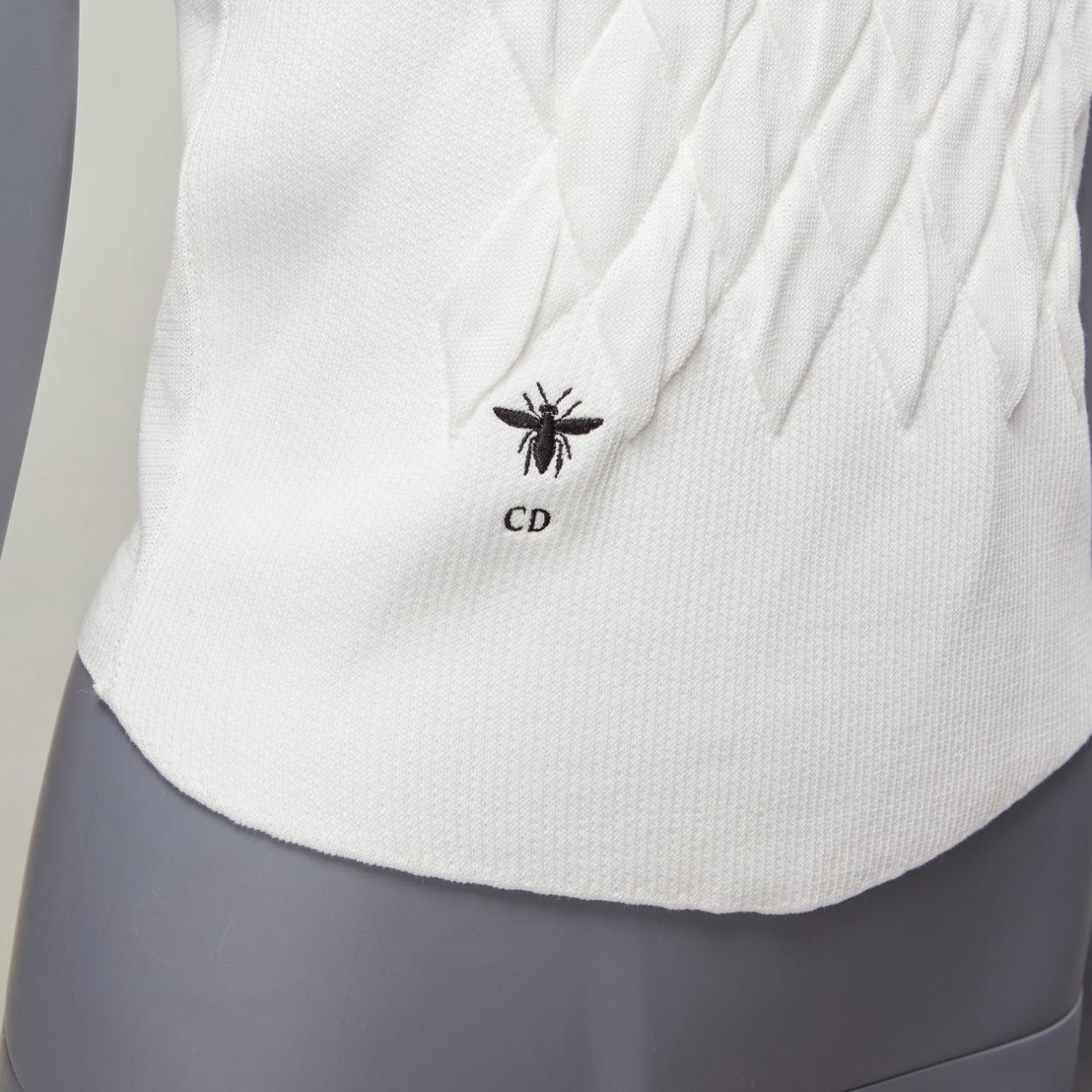 DIOR white cotton blend CD bee logo argyle chest plate fencing vest top FR34 XS
Reference: AAWC/A01142
Brand: Dior
Designer: Maria Grazia Chiuri
Material: Cotton, Blend
Color: White, Black
Pattern: Solid
Closure: Pullover
Made in: