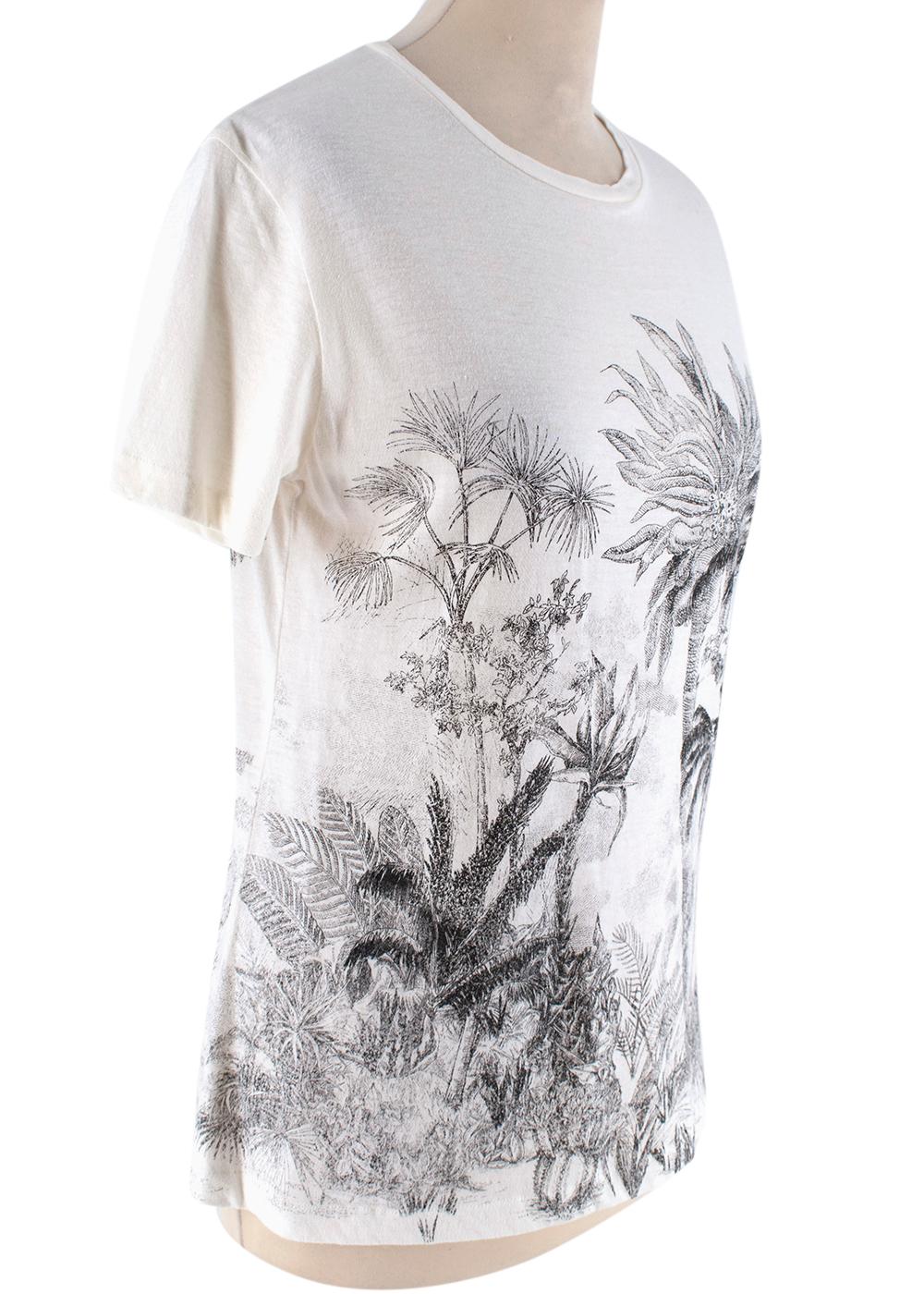 Dior White Cotton & Linen T-Shirt with Navy Blue Toile de Jouy Tropicalia

- Faded printed palm tree design
- Adorned with the House's iconic Toile de Jouy motif
- An effortless staple
- Bumble bee with CD logo on the neck
the tropical print