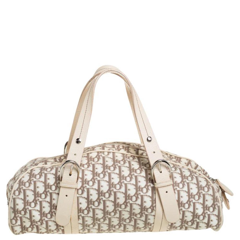 Jede moderne Garderobe braucht eine Dior-Tasche wie diese. Sehen Sie umwerfend aus mit dieser weißen Tasche:: die genau auf Sie zugeschnitten ist. Diese Oblique Tasche aus geblümtem Canvas-Leder & wurde sorgfältig entworfen:: um ein teures und