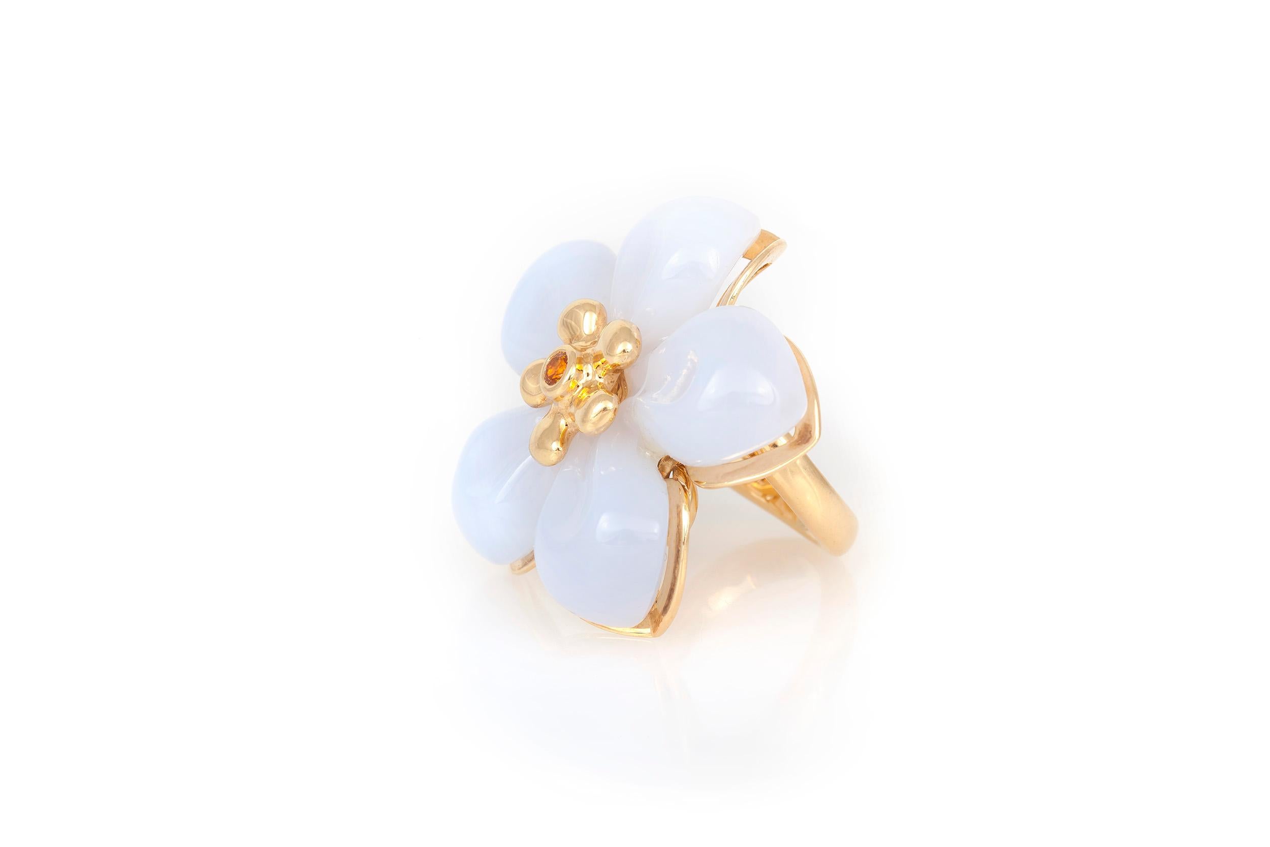 Der stilvolle Dior-Ring besteht aus 18 Karat Gelbgold und weißer Jade als Blütenblätter mit einem charmanten gelben Saphir in der Mitte. Ringgröße 6.