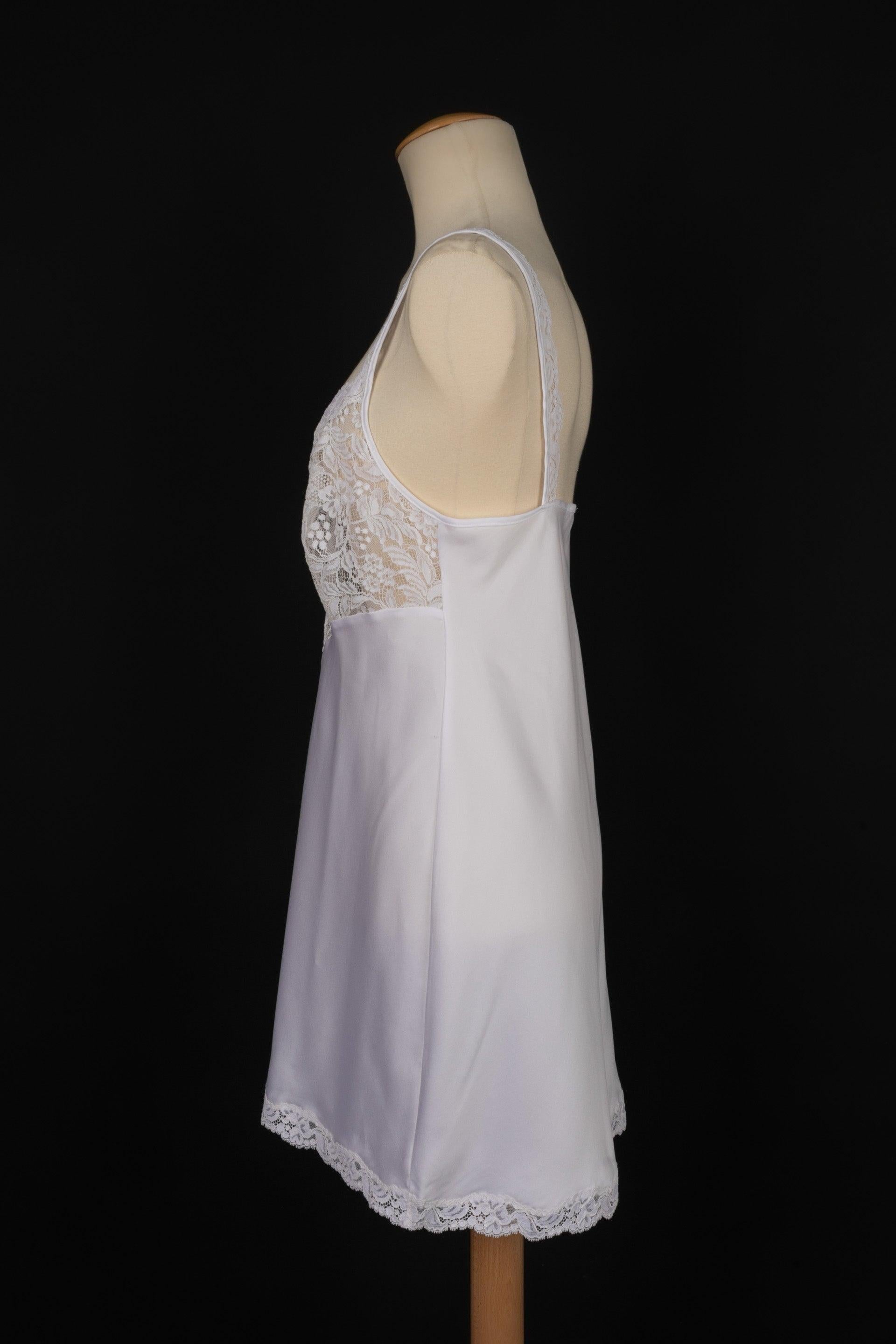 Dior - (Made in France) White lace babydoll. Size 44FR.

Additional information:
Condition: Very good condition
Dimensions: Chest: 45 cm - Length: 81 cm

Seller Reference: VR284
