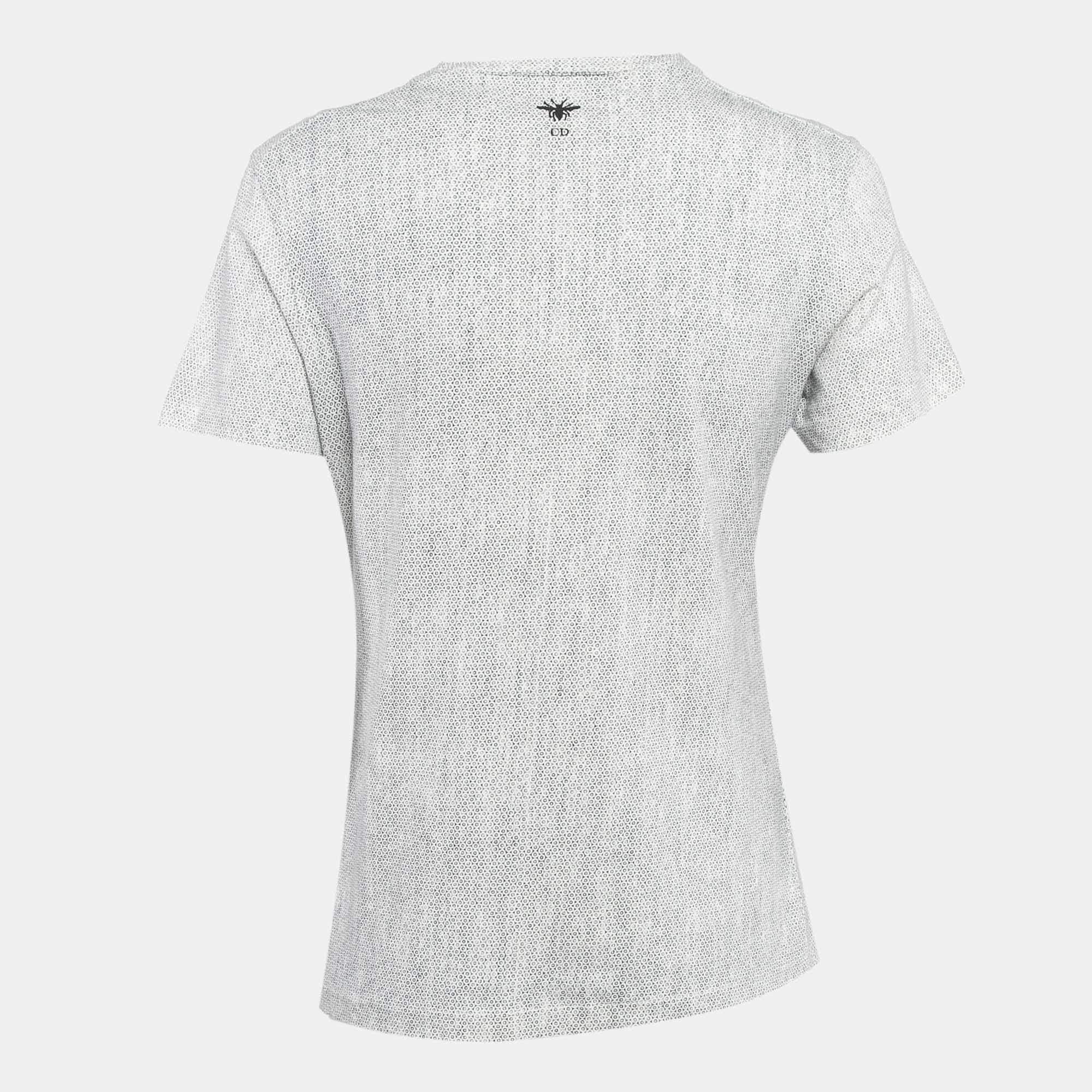Ottieni il comfort e il giusto stile casual con questa maglietta firmata. Progettata per essere affidabile e durevole, la creazione presenta una scollatura semplice e dettagli firmati.