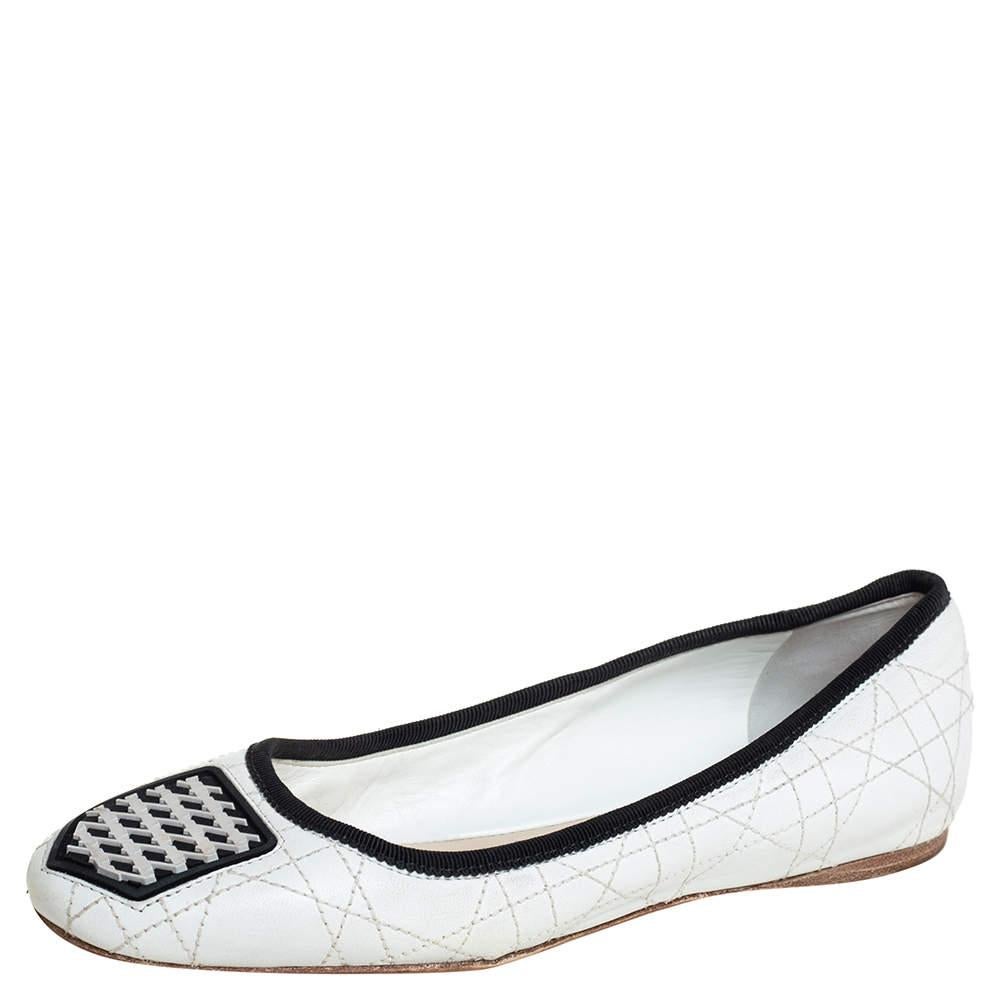 Step out in these stylish and impressive Dior flats to channel your inner diva. They are crafted from metallic white leather and styled with the signature Cannage stitch pattern. They feature round toes and come equipped with comfortable