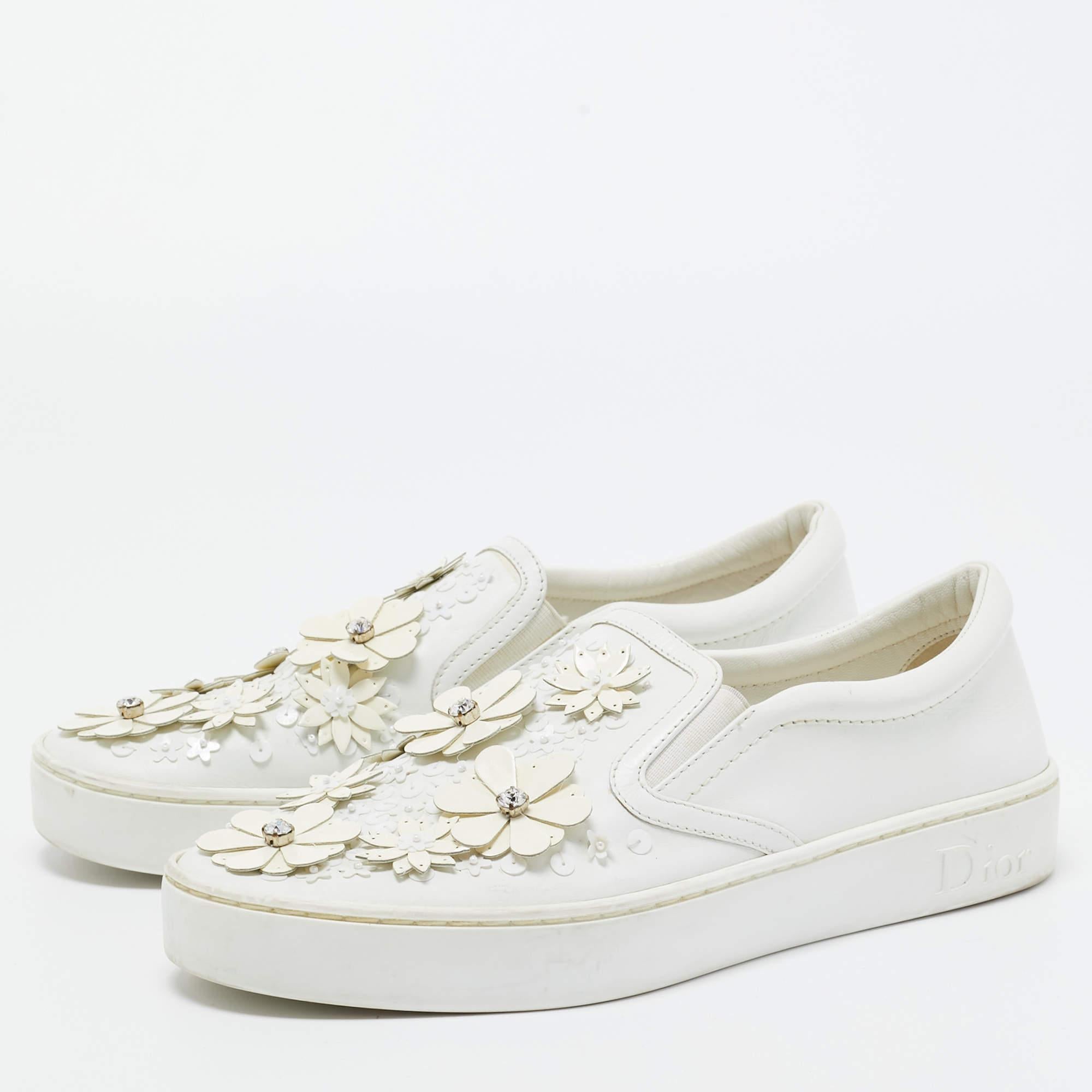 Elevate your footwear game with these Dior sneakers. Combining high-end aesthetics and unmatched comfort, these white sneakers are a symbol of modern luxury and impeccable taste.

