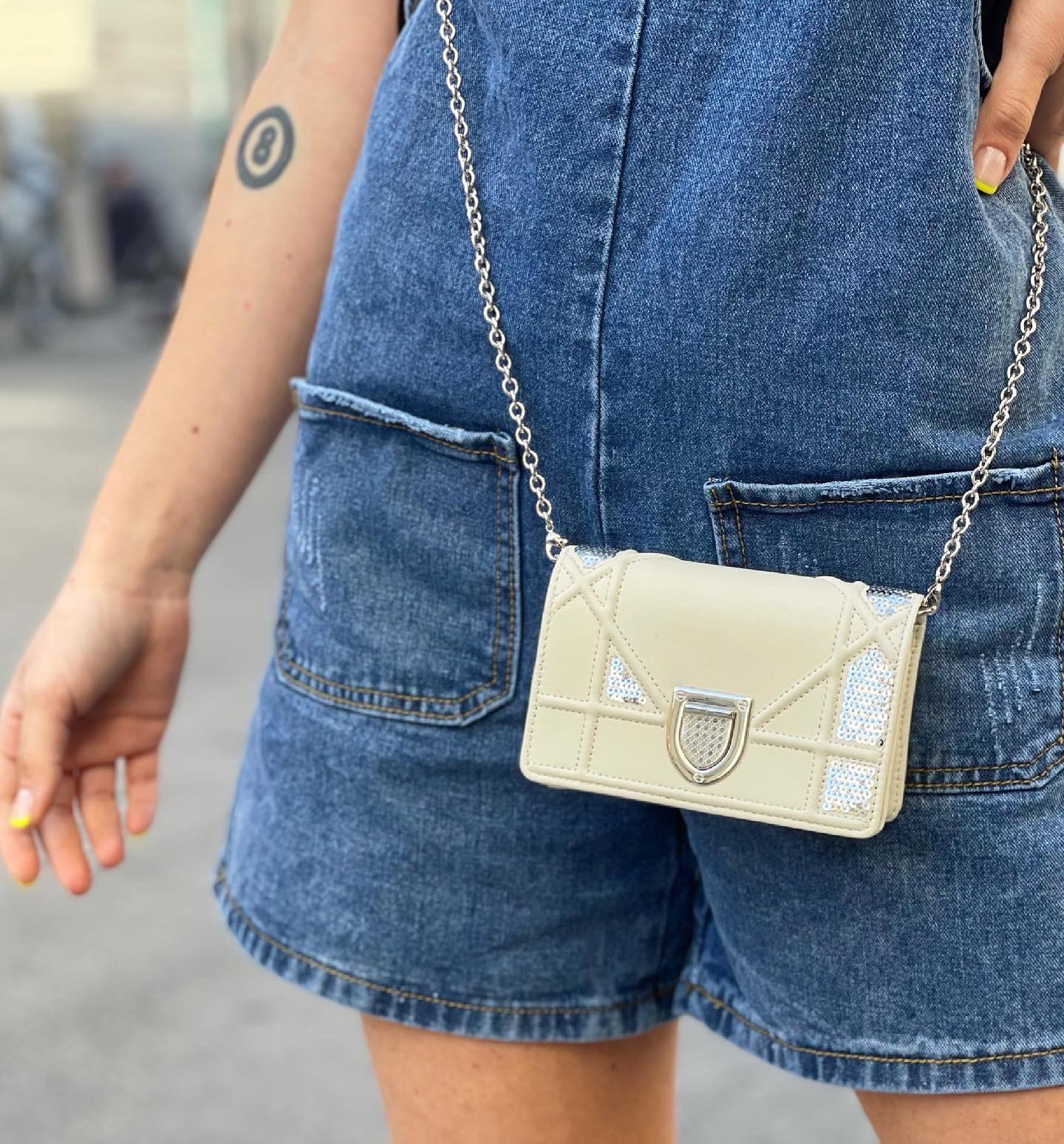 Mini shoulder bag by Dior, model Diorama, made of white leather with silver hardware embellished with silver sequins.

Equipped with a flap closure with button, internally lined in white leather, not very large.

Equipped with a removable chain