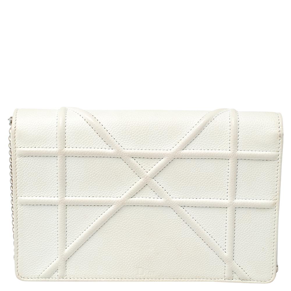 This Diorama bag has been crafted from white leather and covered in the brand's signature Cannage pattern. Magnetic closure on the flap secures a leather-fabric interior, and a shoulder chain is provided for you to carry it. You will surely love