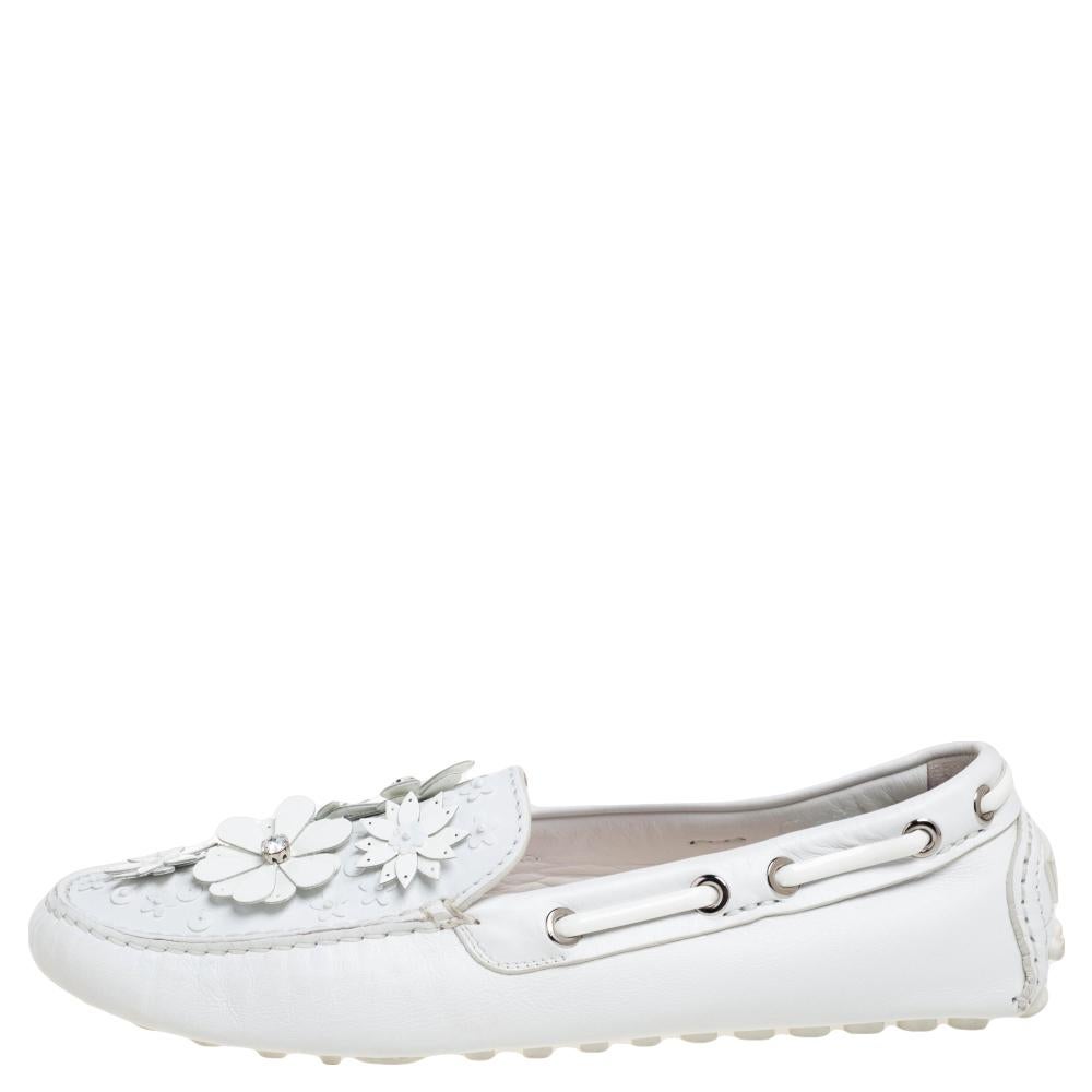 Let these loafers from Dior help you step out in style and make a mark effortlessly. They have been crafted from leather in a white hue and designed with floral motifs on the uppers. They are complete with comfortable leather-lined insoles and