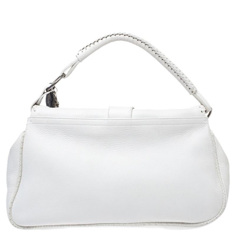 From the house of Dior comes this Double Saddle bag which is an excellent blend of elegance and style. It comes in white and features a chunky buckle as well as a key on the front and a well-sized fabric interior. Make an amazing appearance by