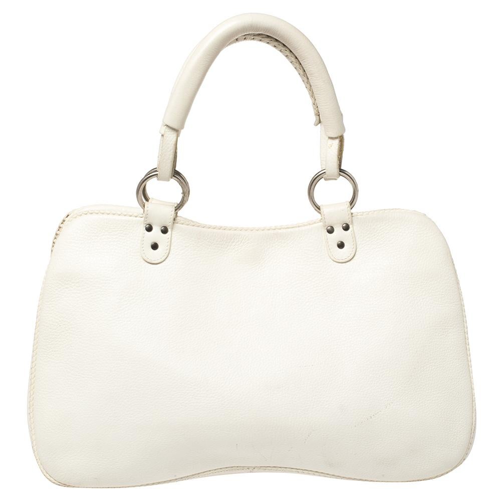 From the house of Dior, this Gaucho Double Saddle bag is an excellent blend of elegance and style. It comes in a white hue that is perfect for making a statement. The bag features a chunky buckle with an attached key on the front flap and a
