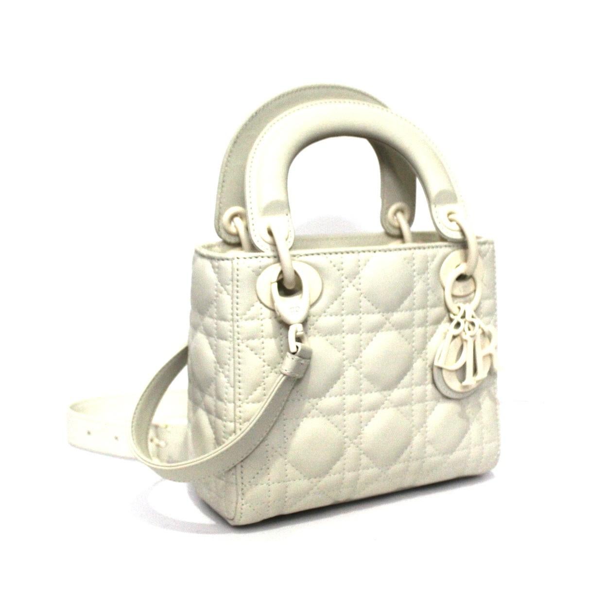 Dior Lady model bag in its smallest size, made of white leather with white hardware.
Equipped with double leather handle and removable shoulder strap. Closure with interlocking flap, internally not very large.
It seems in perfect conditions.