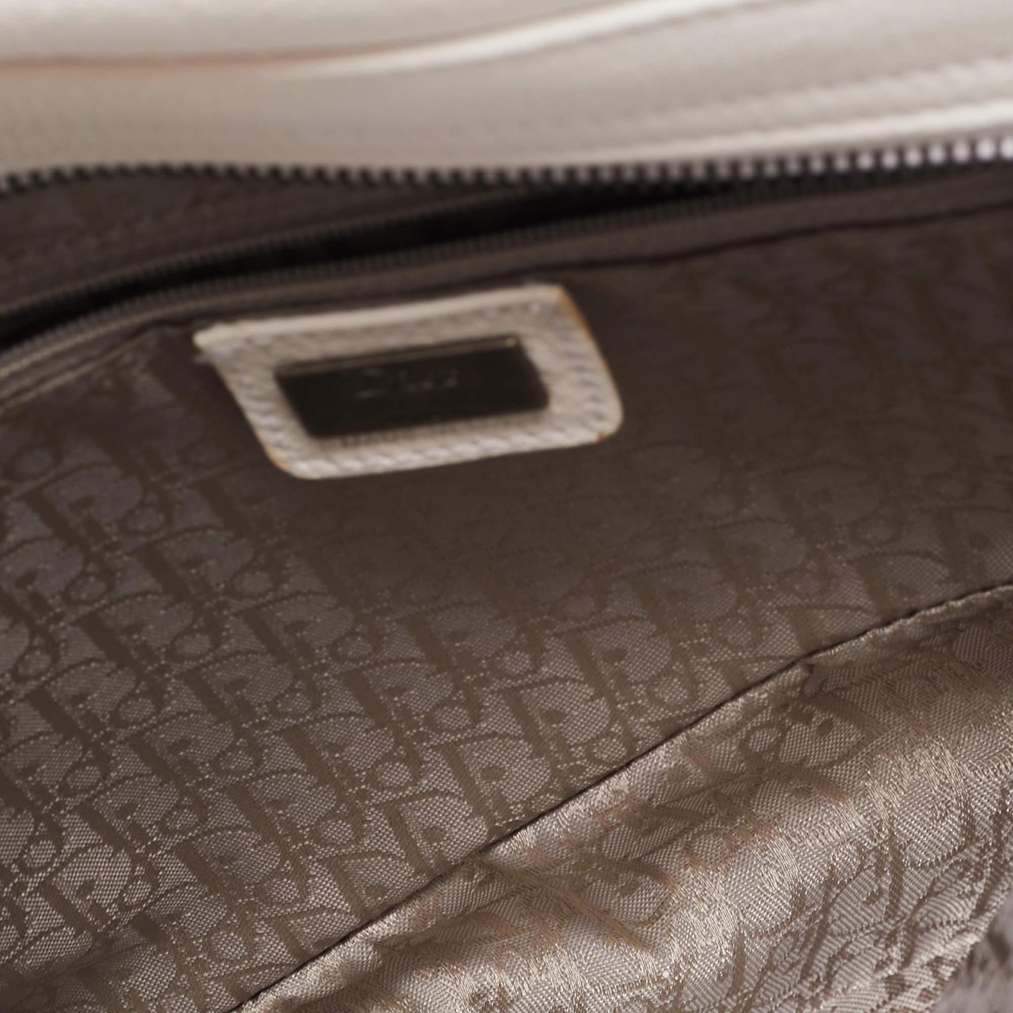 Dior Weiße Leder Limited Edition 0168 Gaucho Alpine Satteltasche im Zustand „Gut“ in Dubai, Al Qouz 2