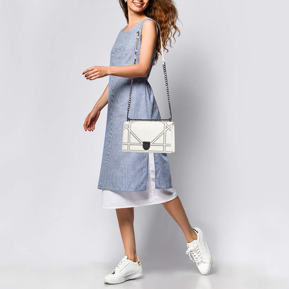 This elegant Diorama shoulder bag is perfect for your next outing to town. It is made of high quality patent leather and can match a day or evening outfit. It has a sliding chain handle and a lined interior secured by a lock detailed flap.