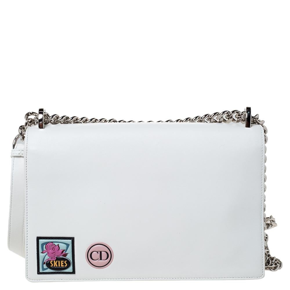 Bringen Sie Ihr Outfit mit dieser speziellen Version der Diorama Tasche aus dem Hause Dior zum Leuchten. Die Tasche ist aus weißem Leder gefertigt und verfügt über kontrastierende Elemente:: einen Schulterkettenriemen und eine Klappe mit