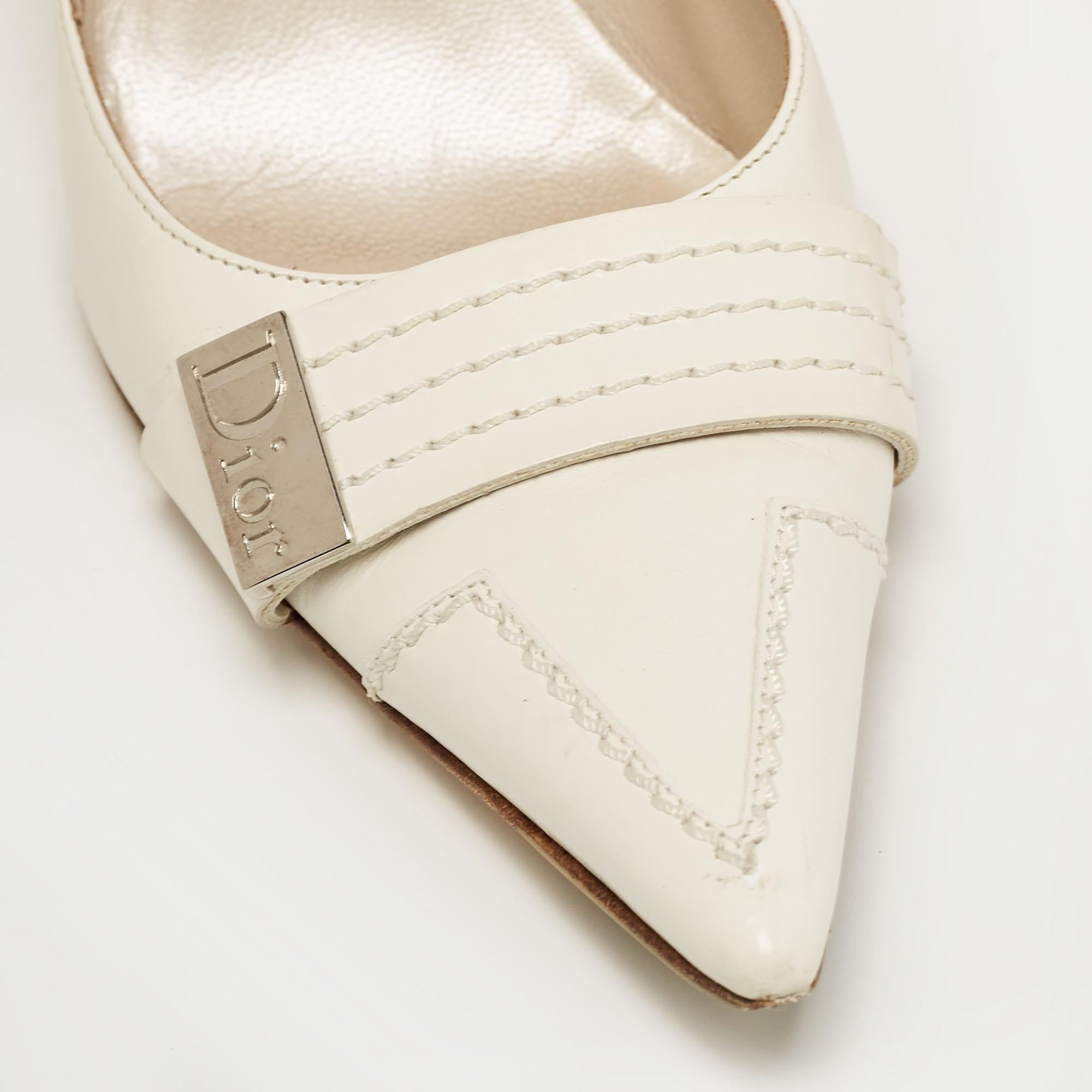 Escarpins à bout pointu en cuir blanc Dior Taille 36 Bon état - En vente à Dubai, Al Qouz 2