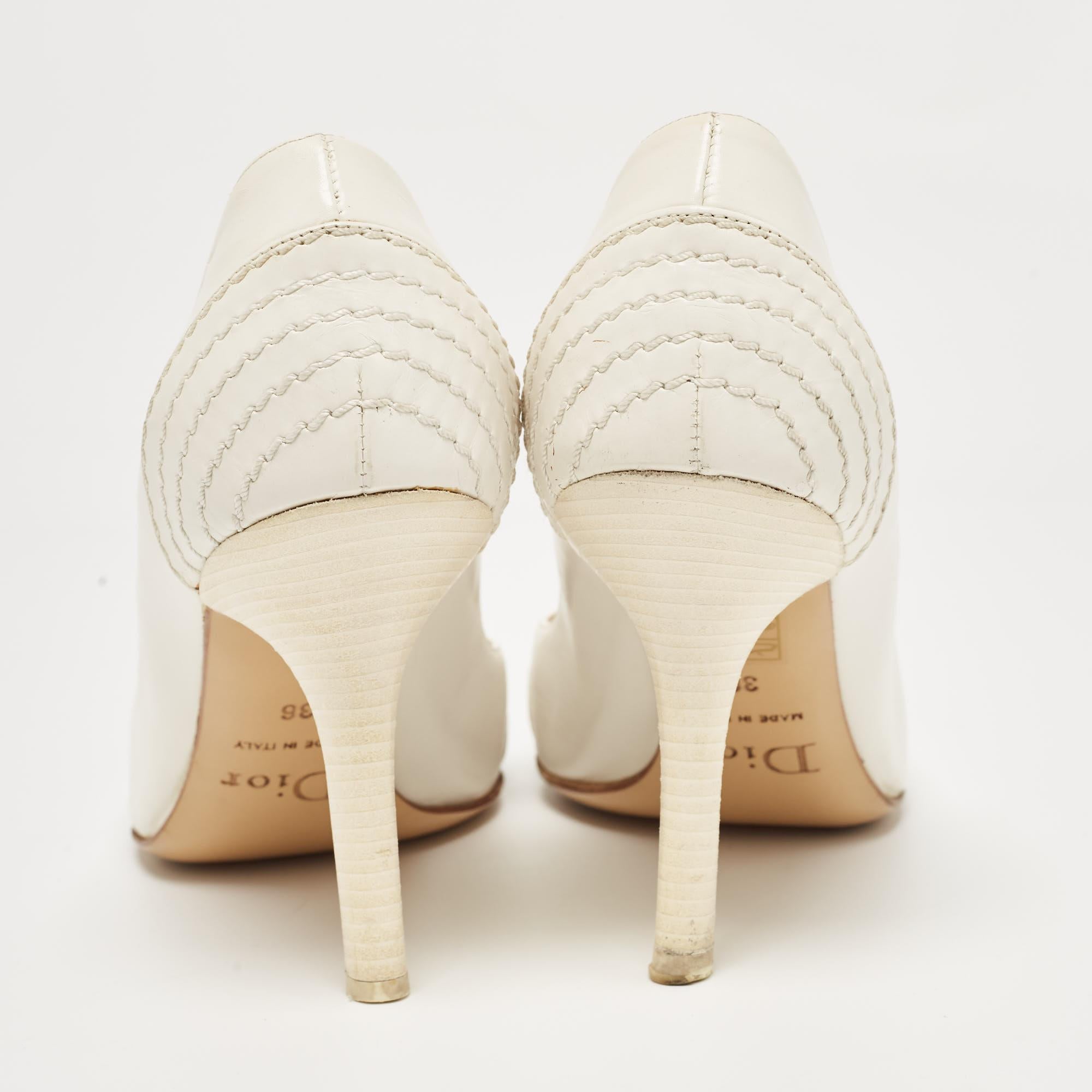 Escarpins à bout pointu en cuir blanc Dior Taille 36 en vente 2
