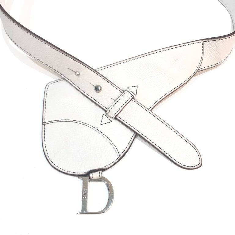 Small Christian Dior belt bag with an hidden pocket, in white leather and silver hardware. Size 85.  In good condition except a scratch at the back of the belt ( see pictures) on the hidden side. Lenght of the belt according to the 3 holes: 80, 83,