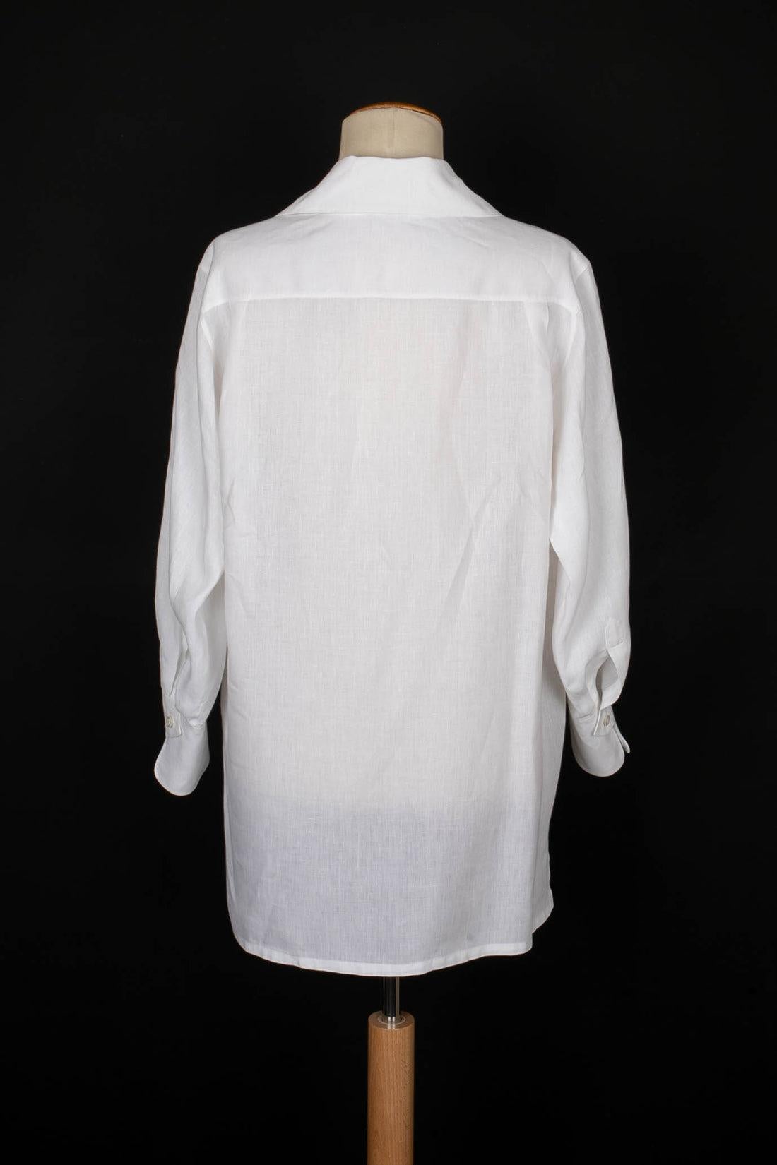 Dior - Made in France) White linen shirt. No size nor composition label, it fits a 40FR.

Additional information:
Condition: Very good condition
Dimensions: Shoulder width: 45 cm - Chest: 53 cm - Sleeve length: 54 cm - Length: 75 cm

Seller