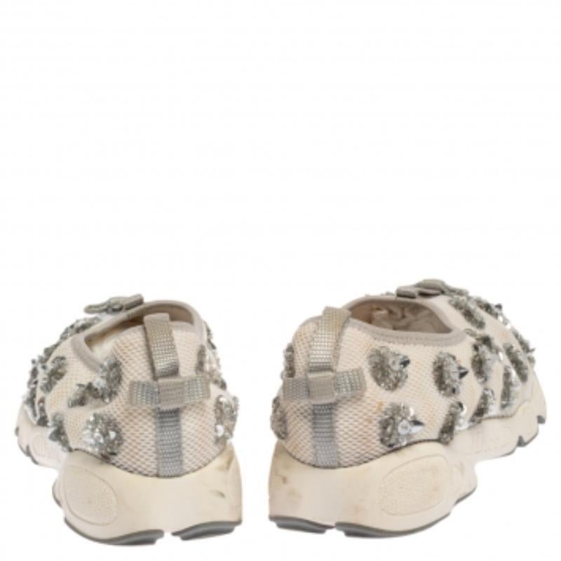 Die Worte 'edgy' und 'ultra-modern' können diesem Paar von Dior ohne weiteres zugeschrieben werden. Die Sneaker wurden erstmals als Teil der Haute Couture Frühjahr/Sommer 2014 Kollektion vorgestellt. Sie sind aus Mesh gefertigt, haben Verzierungen