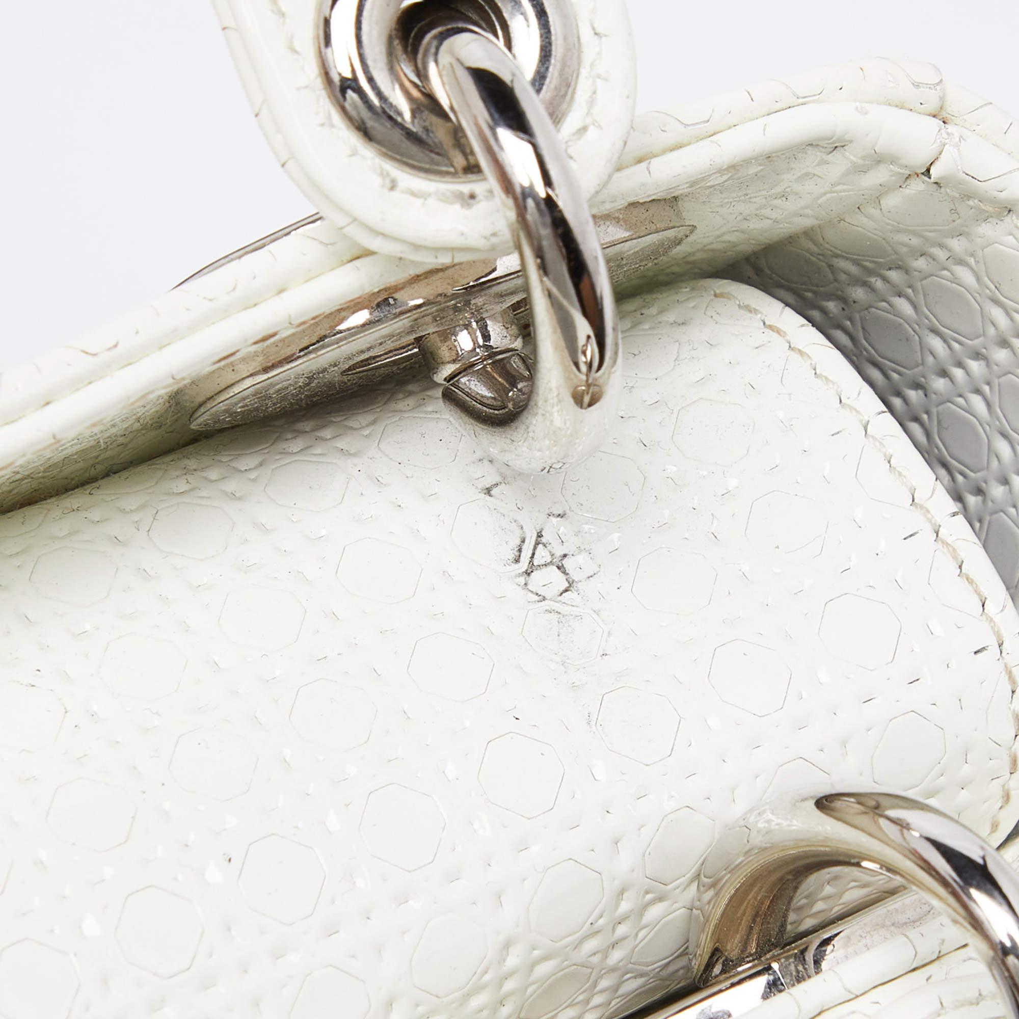 Dior Weiße Microcannage Mini-Tasche aus Lackleder mit Minikette Lady Dior Damen im Angebot