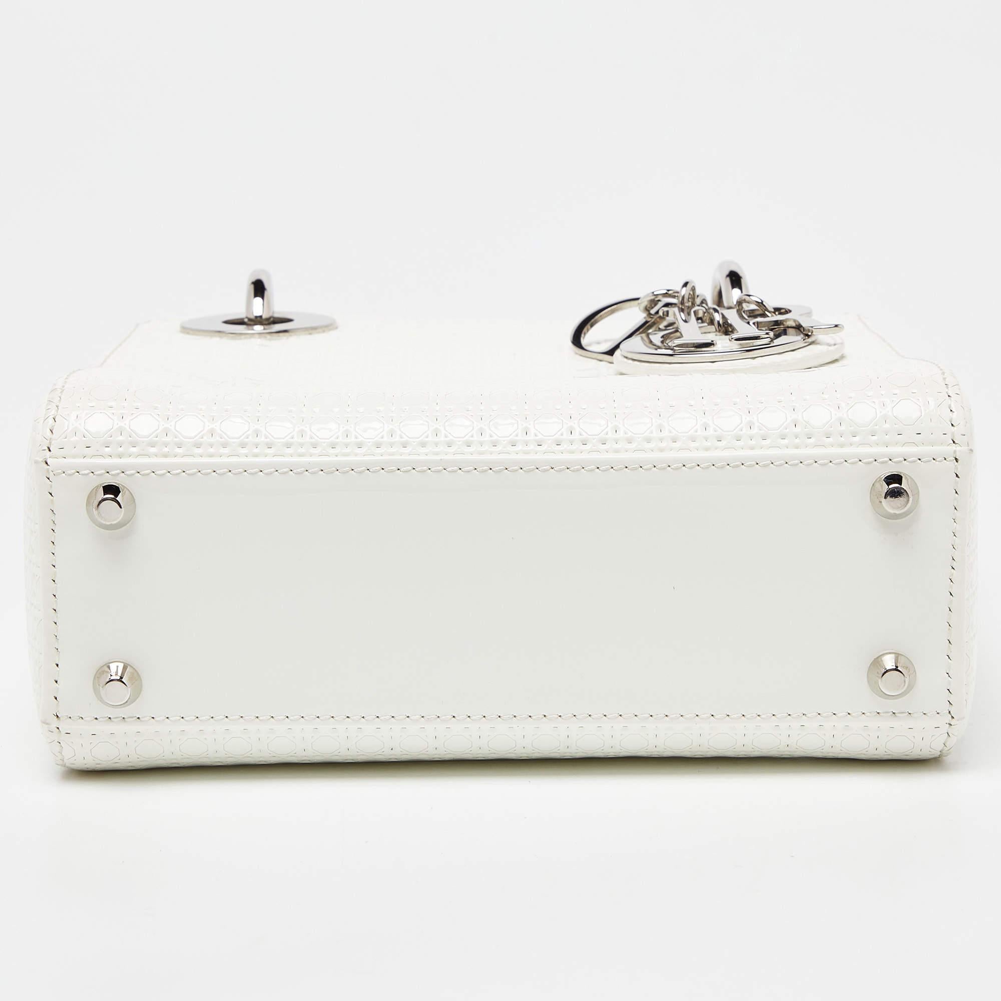 Dior Weiße Microcannage Mini-Tasche aus Lackleder mit Minikette Lady Dior im Angebot 1