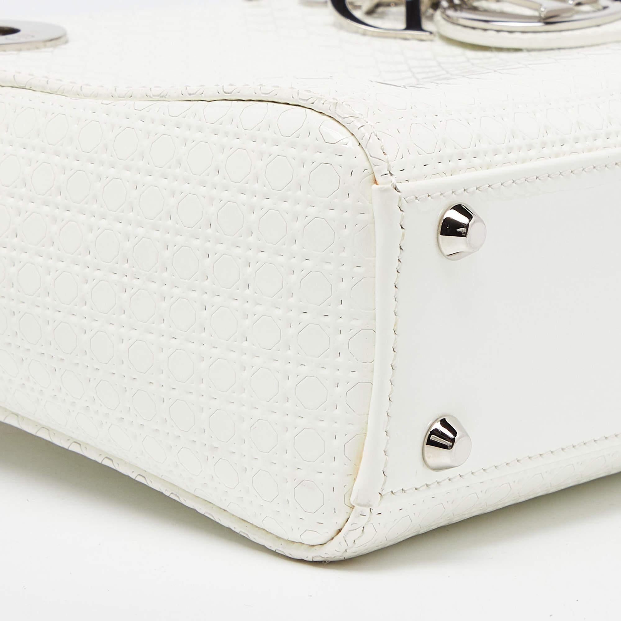 Dior Weiße Microcannage Mini-Tasche aus Lackleder mit Minikette Lady Dior im Angebot 2