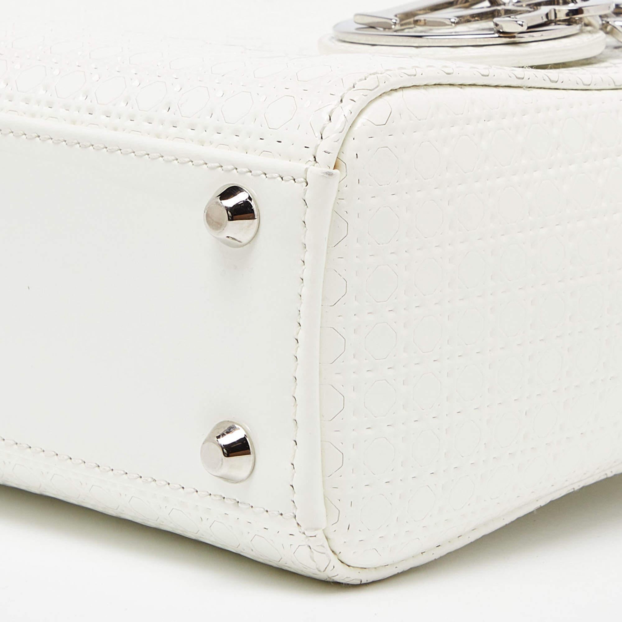 Dior Weiße Microcannage Mini-Tasche aus Lackleder mit Minikette Lady Dior im Angebot 3