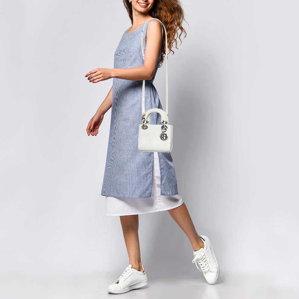Dior Weiße Microcannage Mini-Tasche aus Lackleder mit Minikette Lady Dior im Angebot 4