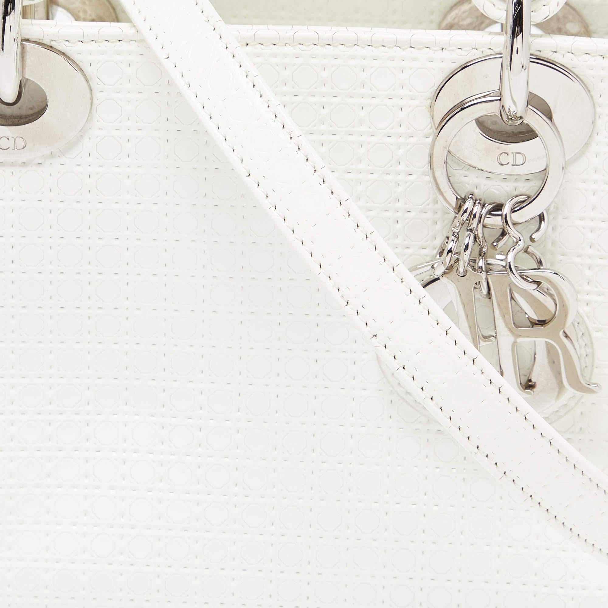 Dior Weiße Microcannage Mini-Tasche aus Lackleder mit Minikette Lady Dior im Angebot 5