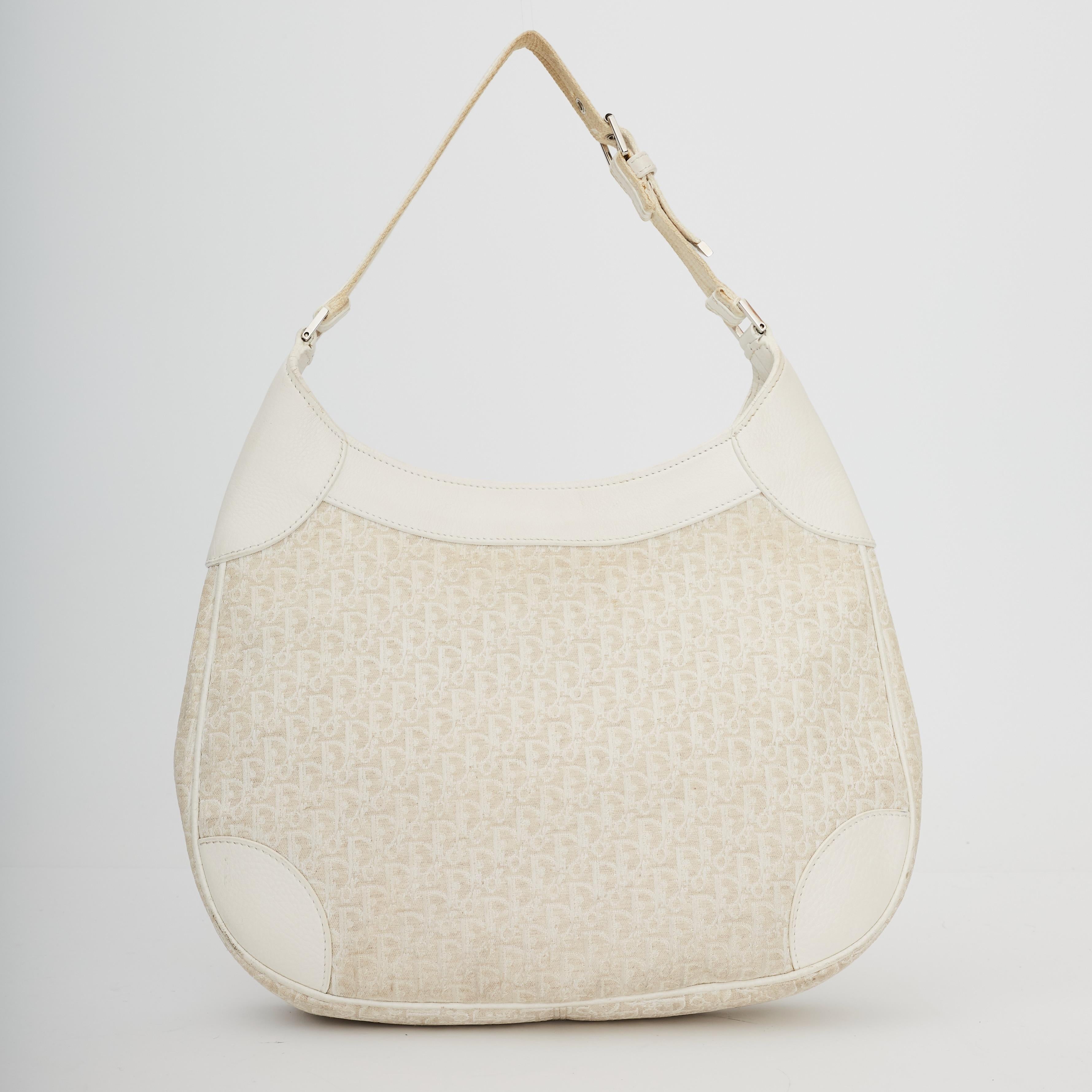 FARBE: Weiß
MATERIAL: Segeltuch mit Lederdetails
DATE CODE: 01-RU-0046
ABMESSUNGEN: H 9